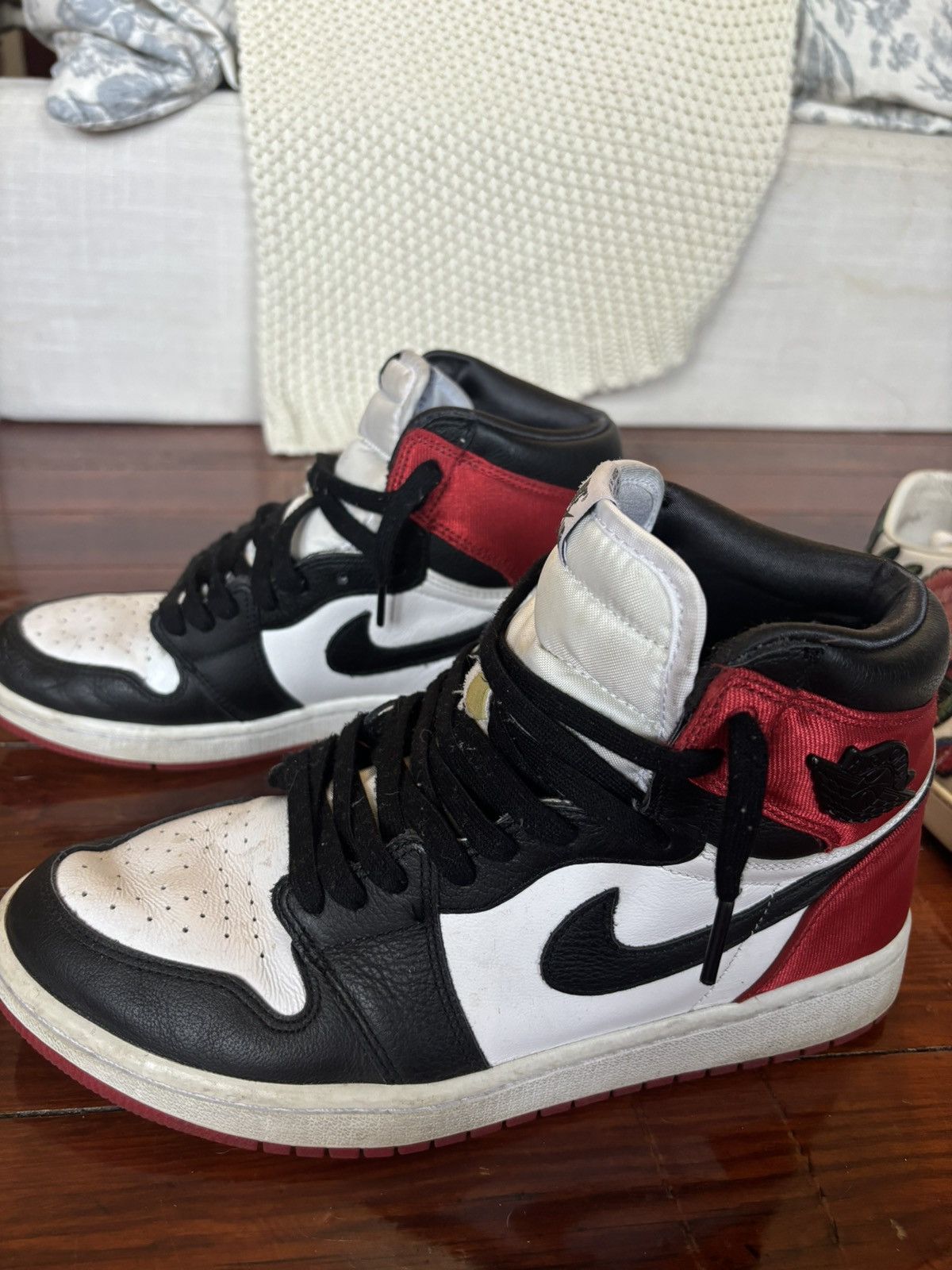 Nike AIR JORDAN 1 HIGH OG WMNS "SATIN BLACK TOE" Size US 10 / IT 40 - 2 Thumbnail