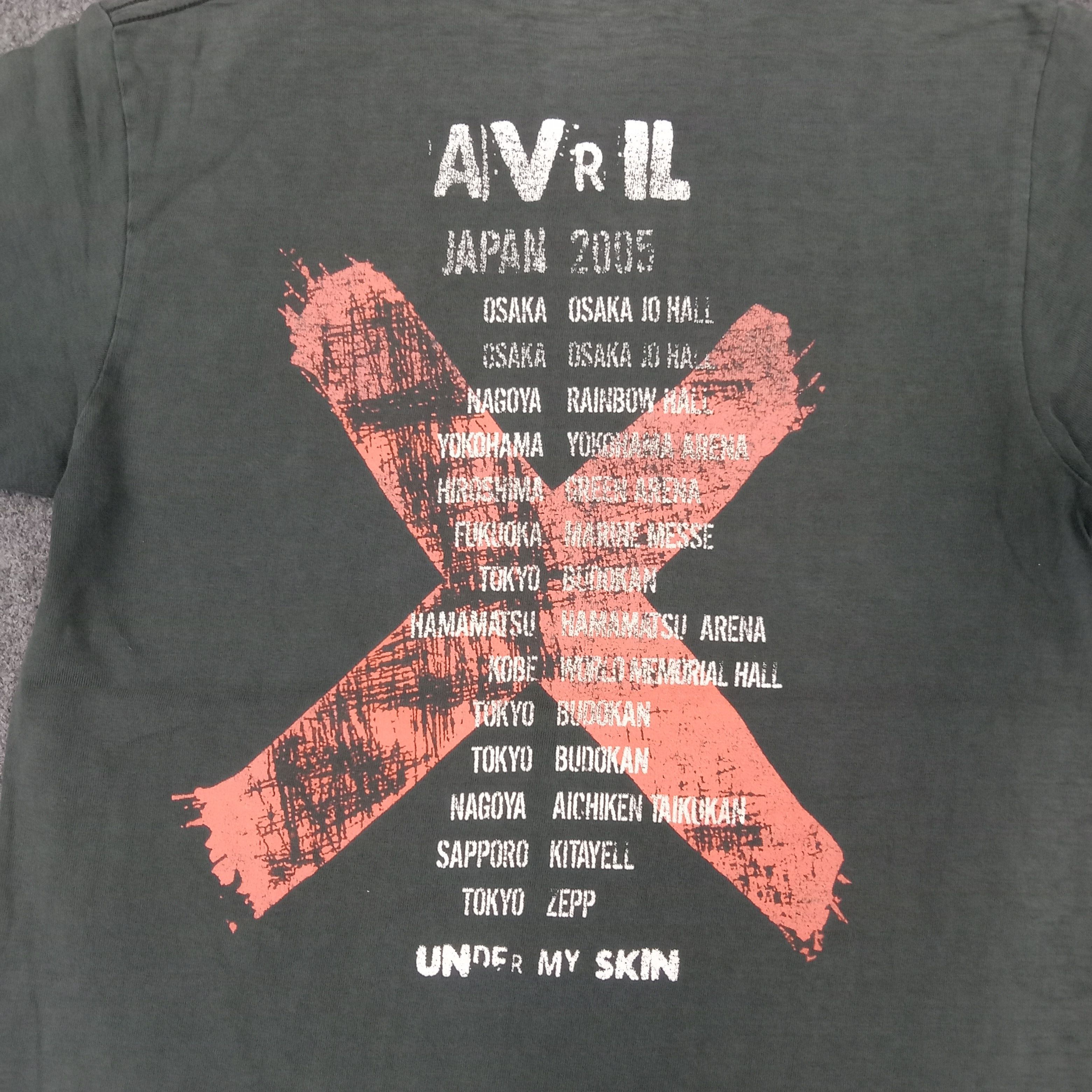 Band Tees AVRIL Lavigne Rock Singer Music Tour Japan 2005 Tshirt Size US S / EU 44-46 / 1 - 6 Thumbnail