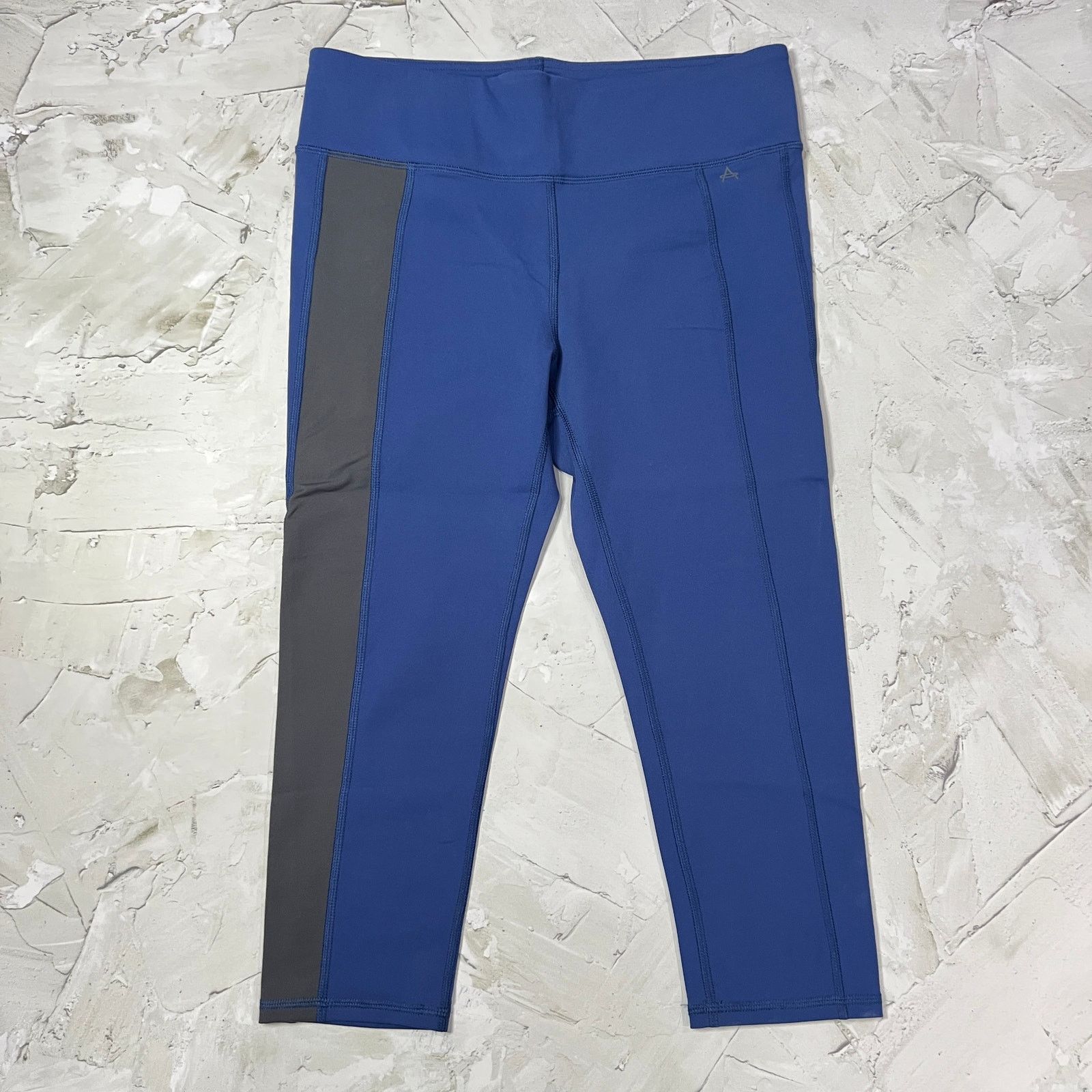 Aether Apparel Aether Blue Colorblock Crop Leggings M Performance Size 27" / US 4 / IT 40 - 1 Thumbnail