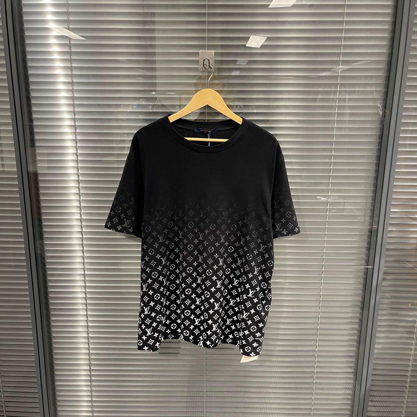 Louis Vuitton Louis Vuitton Gradient Monogram All-Over SS Tee Size US XXL / EU 58 / 5 - 1 Thumbnail