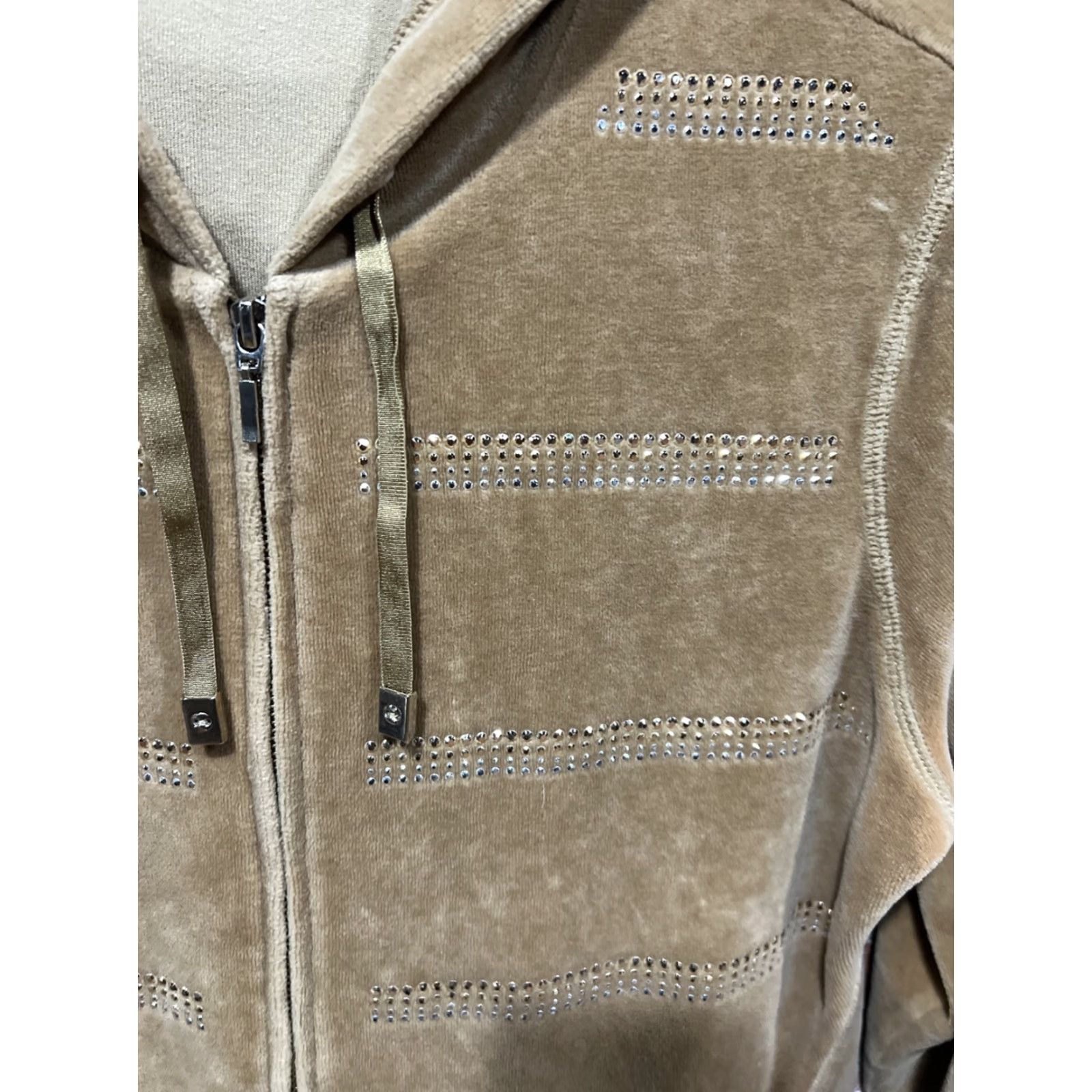 Vintage VINTAGE Chico’s Zenergy Tan Beige Zip Front Hooded Velour Jacket Shirt Womens Medium Rhinestone 80% Cotton 20% Polyester Short Sleeve? Size M / US 6-8 / IT 42-44 - 2 Thumbnail