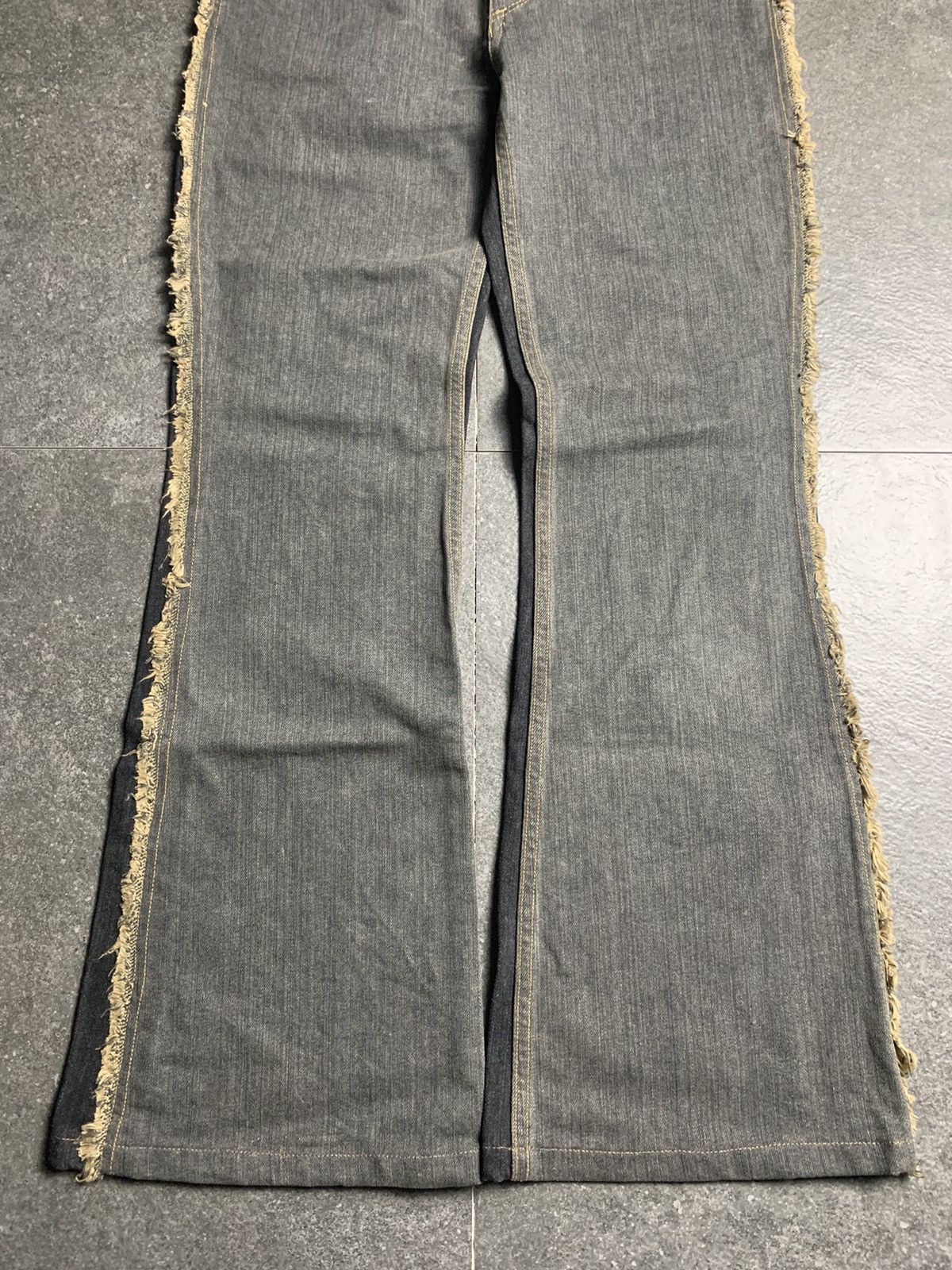 If Six Was Nine × Japanese Brand × Le Grande Bleu (L.G.B.) 2000s Coi Girl Magic Dual Tone Frayed-Seam Flared Jeans Size US 28 / EU 44 - 4 Thumbnail