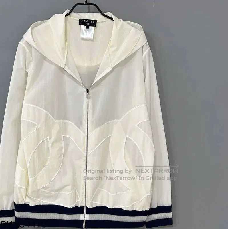 Chanel Chanel Beige Women's Jacket with Iconic Design . Size XXS / US 00 / IT 34 - 1 Thumbnail