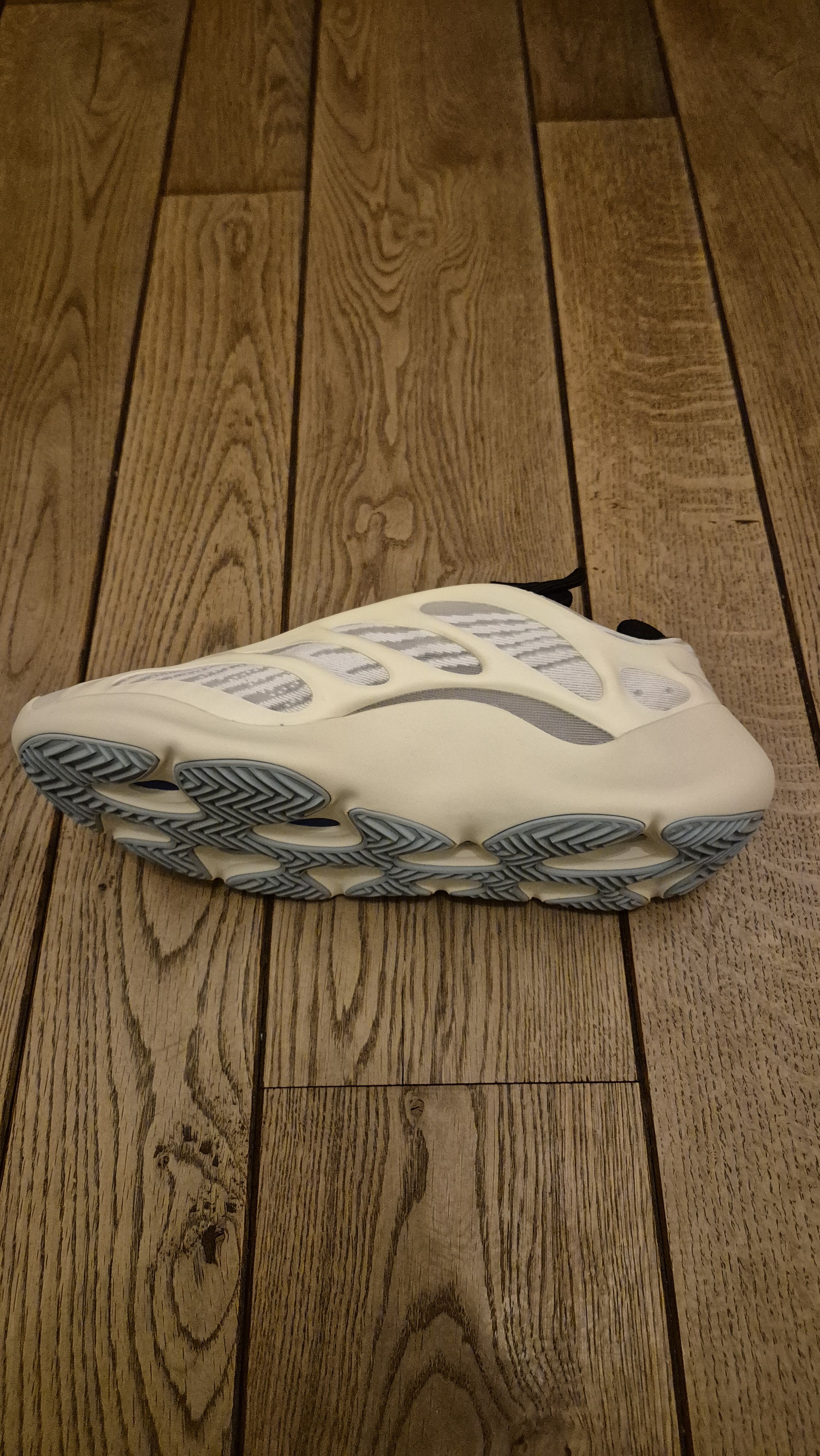 Yeezy adidas Yeezy 700 V3 Azael Size US 11 / EU 44 - 2 Thumbnail