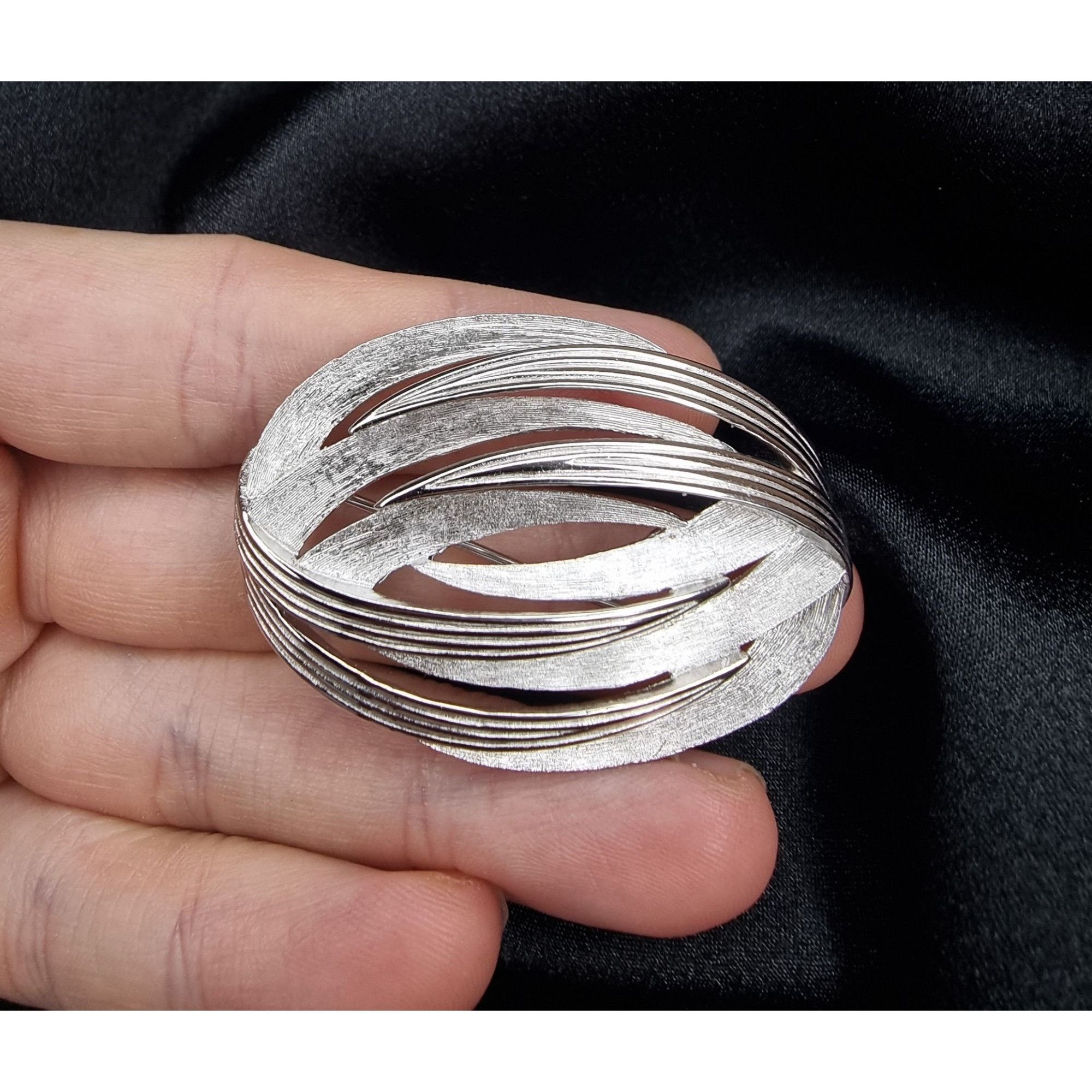 Vintage Vintage Trifari 1960s Silver-Tone Oval Swirl Brooch Pin Jewe Size ONE SIZE - 4 Thumbnail