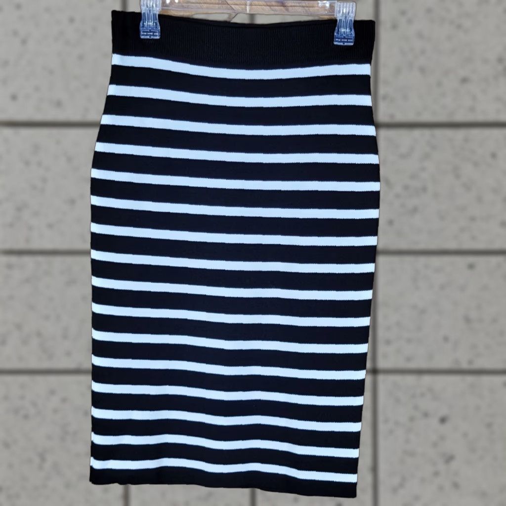 Vintage Rachel Roy Loves Knit Pencil Skirt Striped Black White Size M Women Skirt Knee Length Knit Pencil Style XS? Size 32" / US 10 / IT 46 - 1 Thumbnail