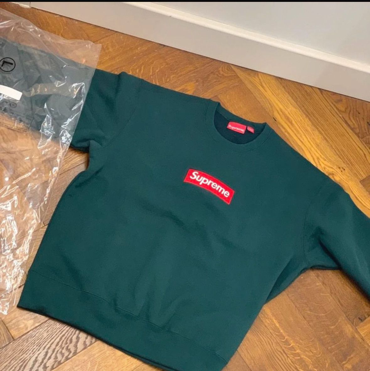 Supreme Box Logo Crewneck (FW22) Size US L / EU 52-54 / 3 - 3 Thumbnail