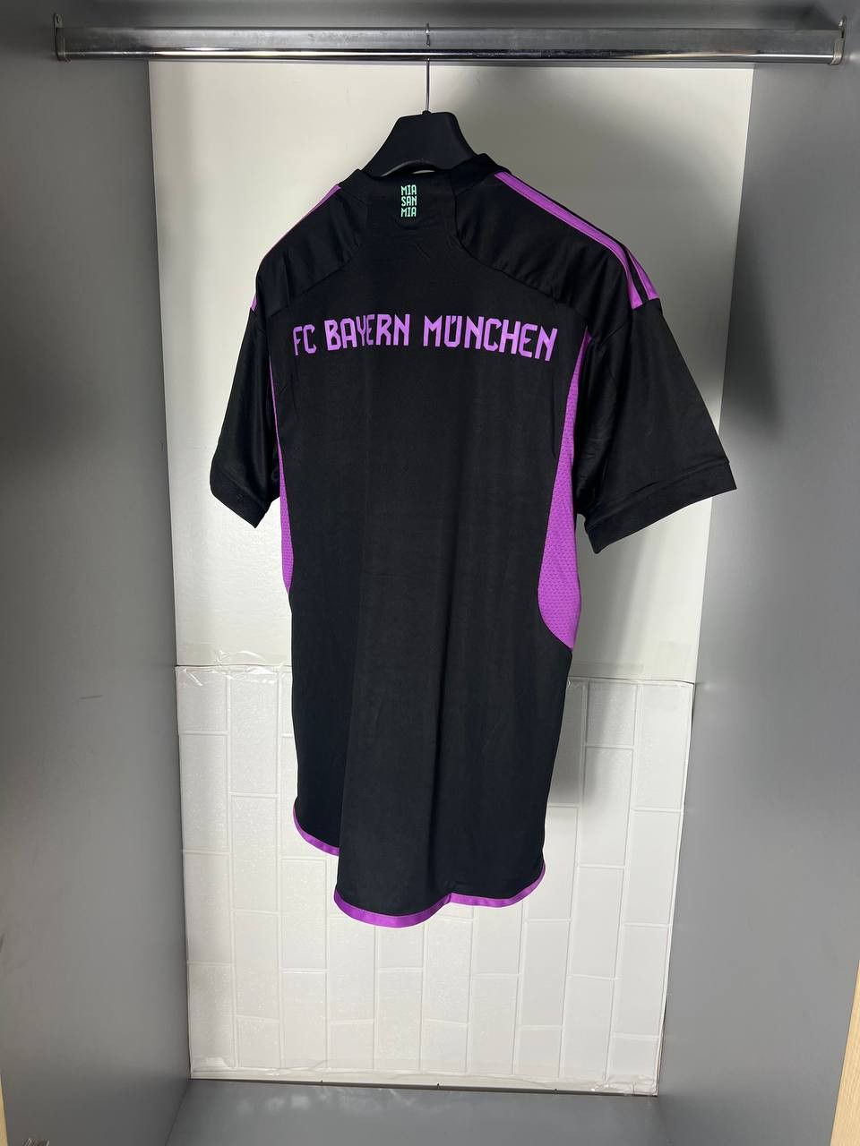 Vintage VERY RARE ADIDAS FC BAYERN MUNCHEN GERMANY SOCCER JERSEY Y2K Size US L / EU 52-54 / 3 - 6 Thumbnail