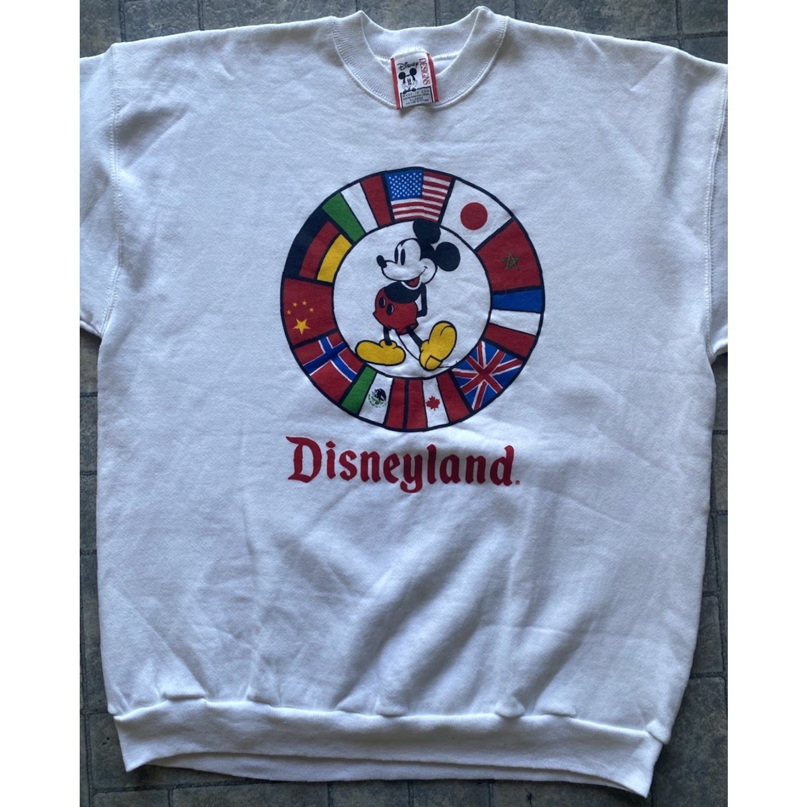 Disney VINTAGE Disney Designs Sweatshirt Men XL Made In USA Flags Mickey Mouse Mens White Pullover Sweatshirt Regular Size XL Size US XL / EU 56 / 4 - 4 Thumbnail