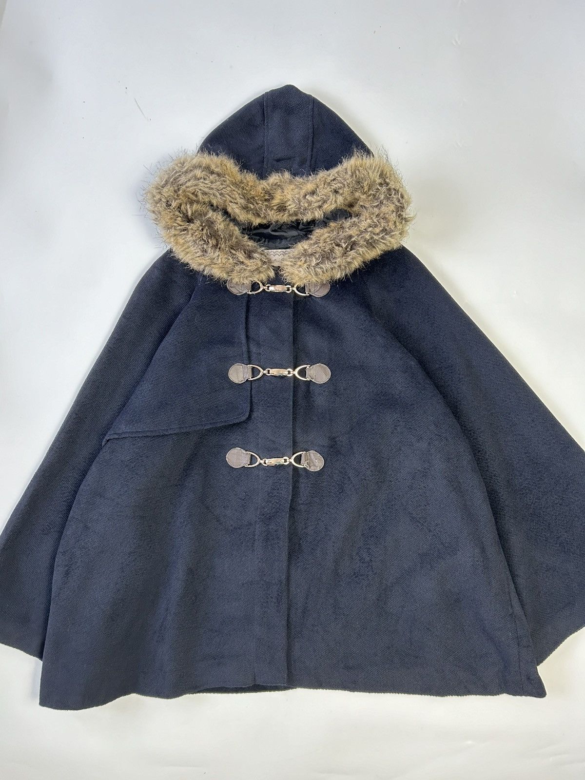 Japanese Brand TWENTY ONE STAGE FAUX FUR HOODIE CAPE Size ONE SIZE - 2 Thumbnail