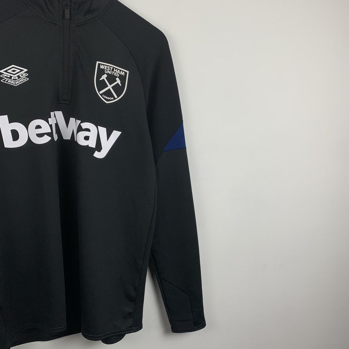 Umbro Umbro West Ham United London Soccer Football Jersey Size M Size US M / EU 48-50 / 2 - 5 Thumbnail