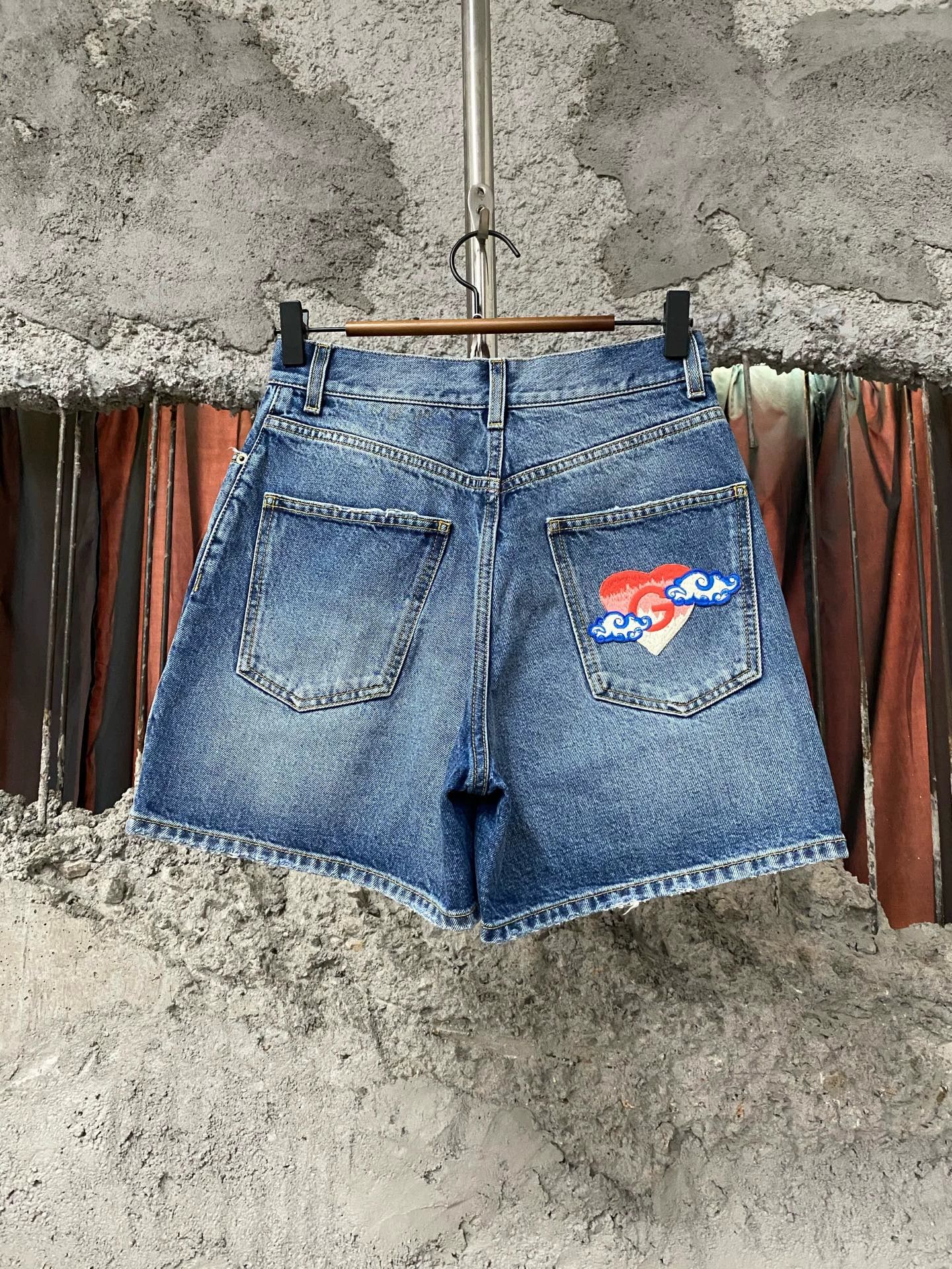 Gucci Gucci Women's Denim Shorts W25 New Size 25" / US 0 / IT 36 - 2 Thumbnail
