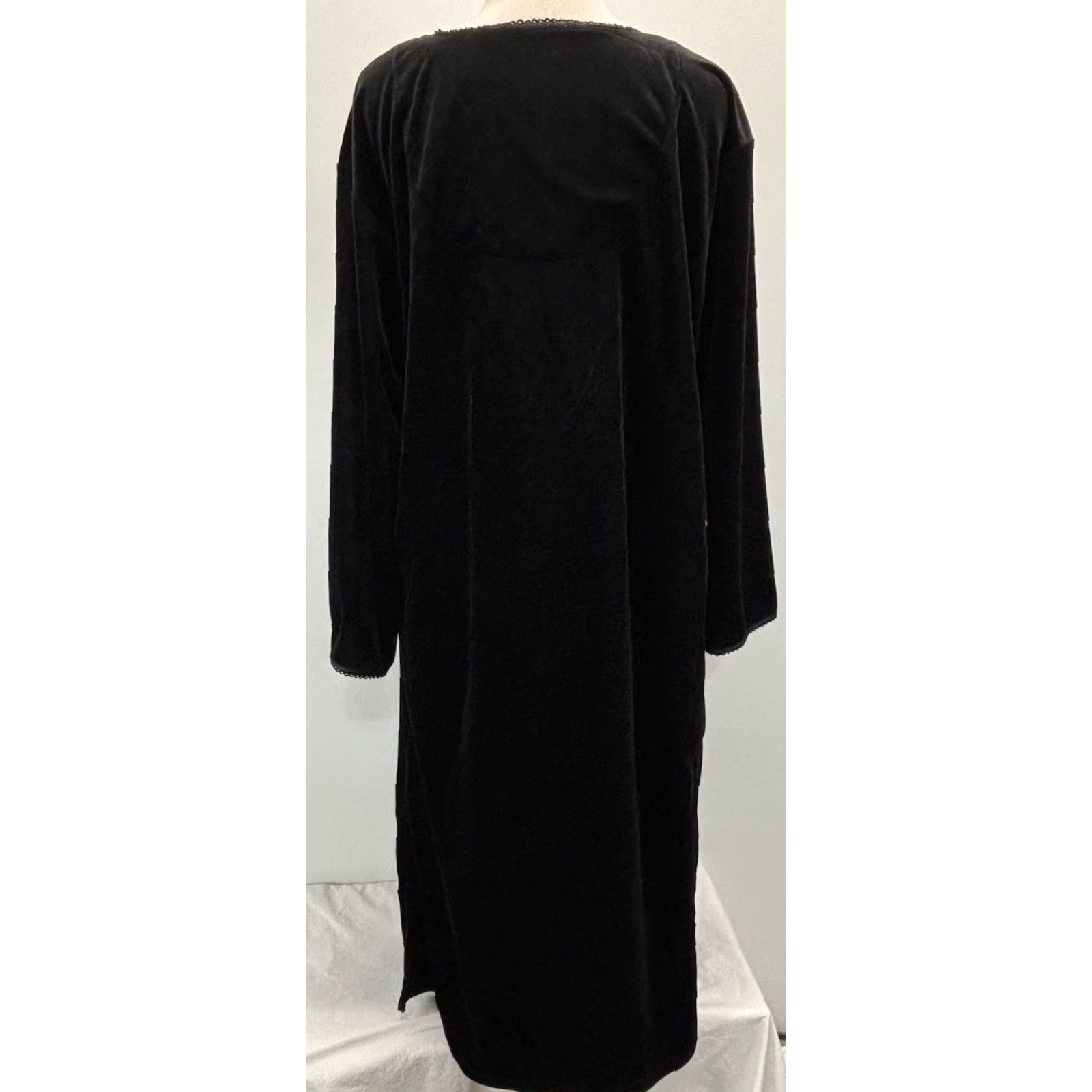 Vintage VINTAGE Ashley Taylor Velour Midi Nightgown Women’s 1X Plus Black Velvet Comfort Lounge Gown Long Sleeve V-Neck Womens Size ONE SIZE - 3 Thumbnail