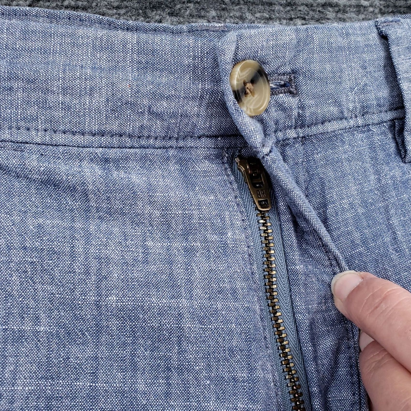 Banana Republic Banana Republic Blue Chino Shorts Mens 30 Mid Rise Lightweight Chambray Casual Travel Size US 30 / EU 46 - 5 Thumbnail