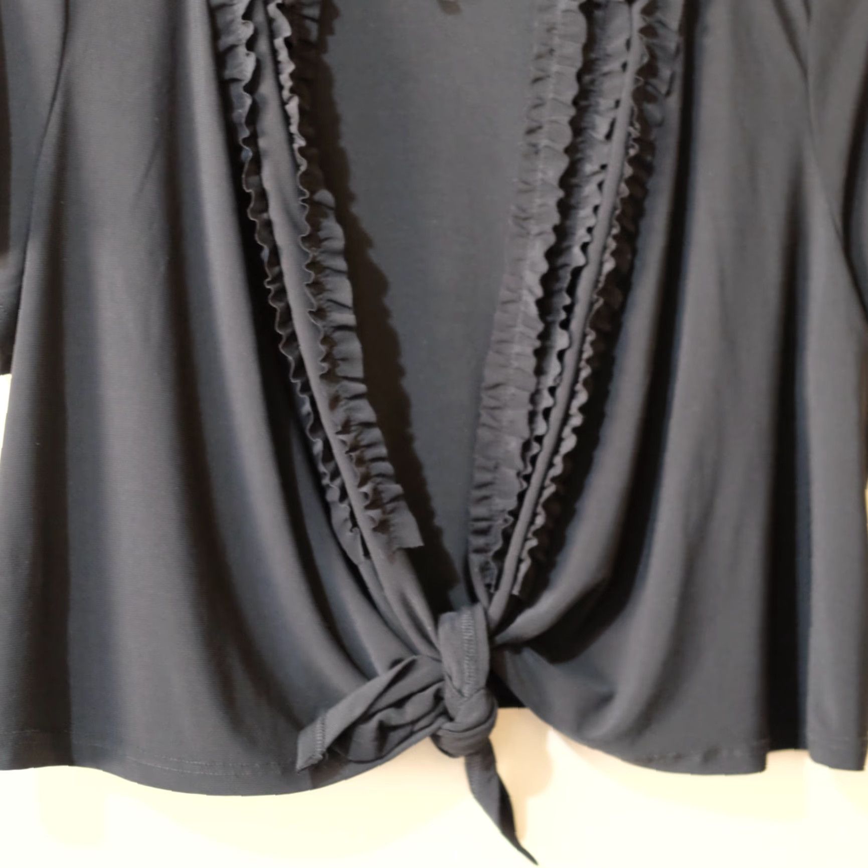 Vintage Nic & Dom Women’s 1X Ruffle Front Tie Crop Shrug Cardigan Lightweight Shirt Short Sleeve Black Polyester Spandex Casual Size XL / US 12-14 / IT 48-50 - 4 Thumbnail