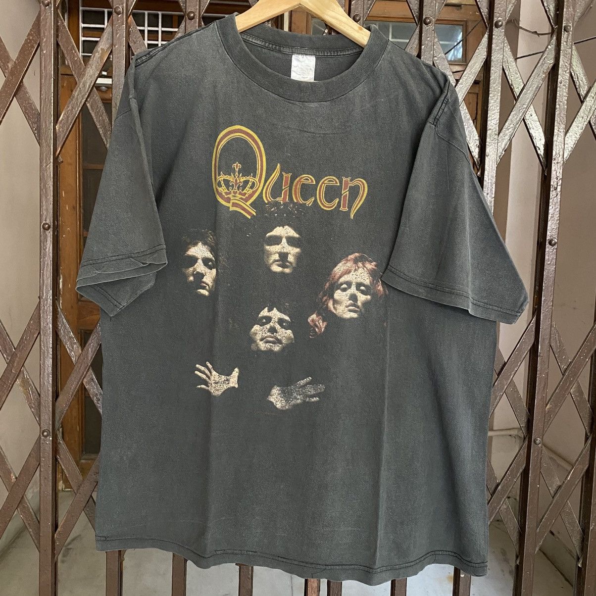 Band Tees Vintage 90s Queen Faded Tee Size US XL / EU 56 / 4 - 1 Thumbnail