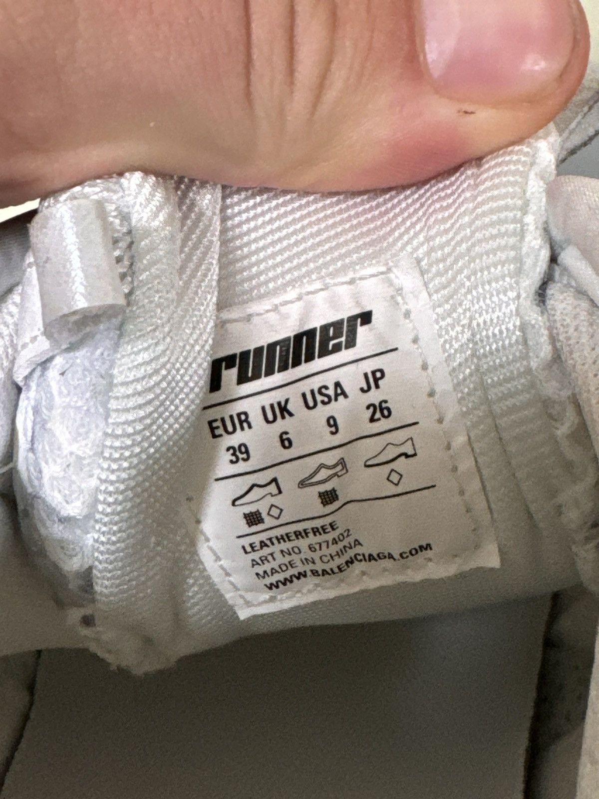 Balenciaga Balenciaga White Graffiti Runner 39 Size US 6 / EU 39 - 7 Thumbnail