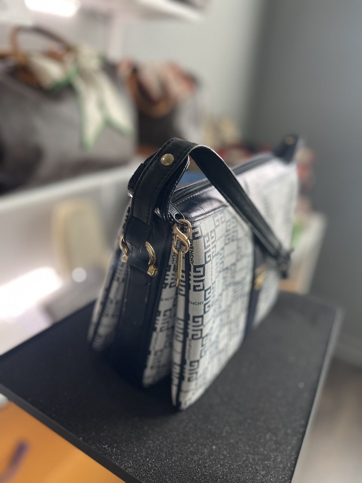 Givenchy Givenchy Monogram 4G Gold Shoulder Bag Size ONE SIZE - 2 Thumbnail