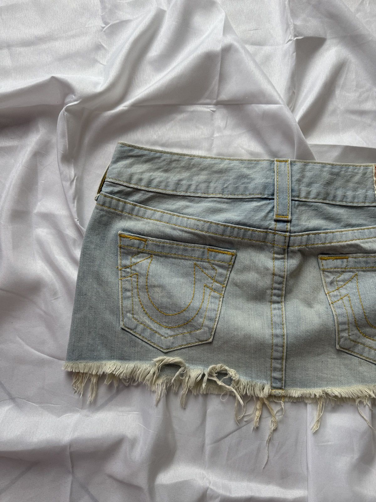 True Religion True Religion Y2K Big Logo Distressed Denim Sexy Mini Skirt Size 27" / US 4 / IT 40 - 2 Thumbnail