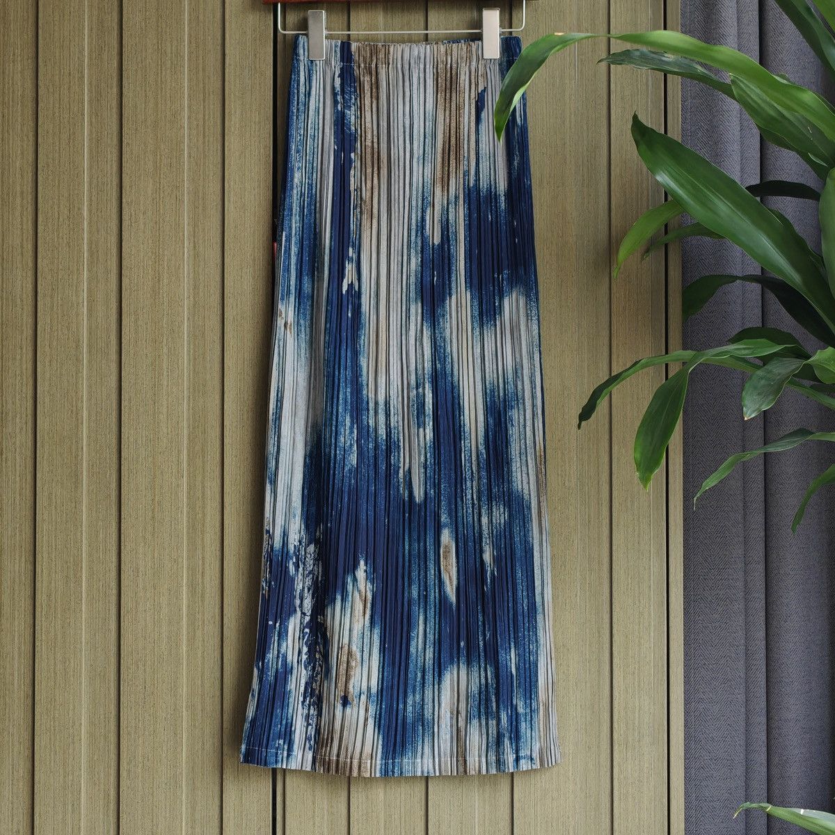 Issey Miyake Blue Burned and Pleated Midi Skirt Size 36" / US 14 / IT 50 - 1 Thumbnail