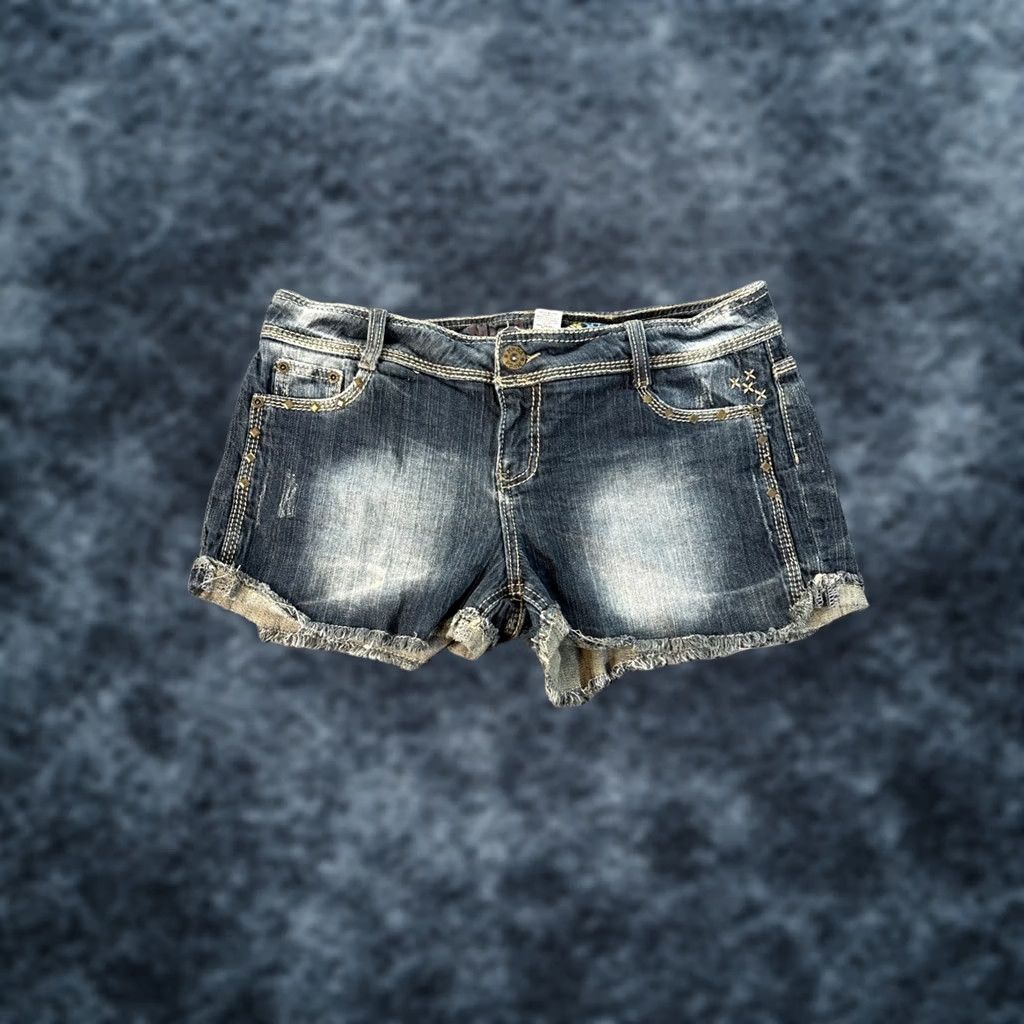Vintage VINTAGE Mudd Shorts Womens 34 Low Rise Med Wash Distressed Studded Y2K Aztec Embroidered Denim Cut-Off Mens? Size 24" / US 00 / IT 34 - 1 Thumbnail