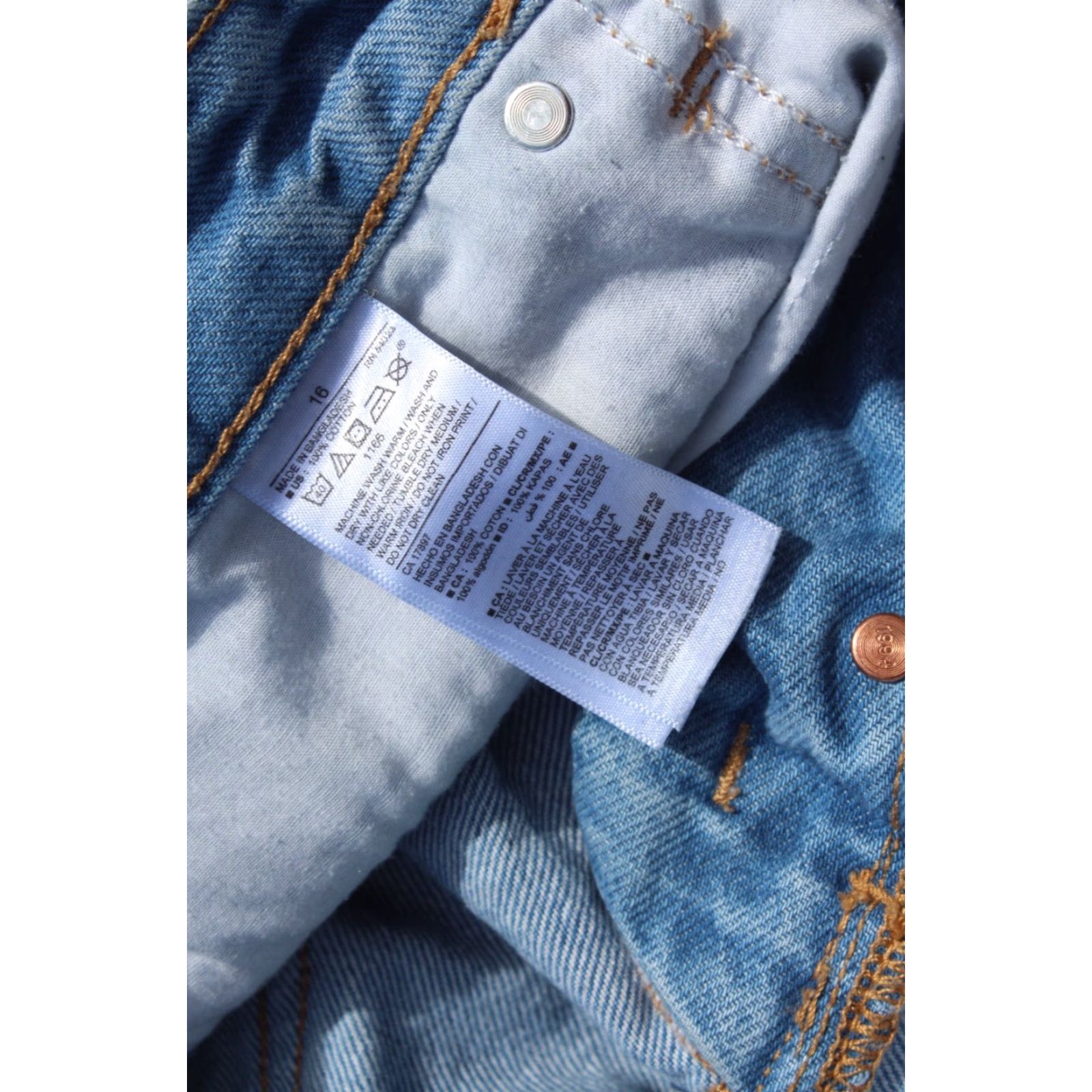 Old Navy Old Navy Womens Light Wash Denim Jean Shorts Size 16 Fast **Output:** Old Navy Womens Light Wash Denim Jean Shorts Size 16 Fast Size 38" / US 16 / IT 52 - 4 Thumbnail