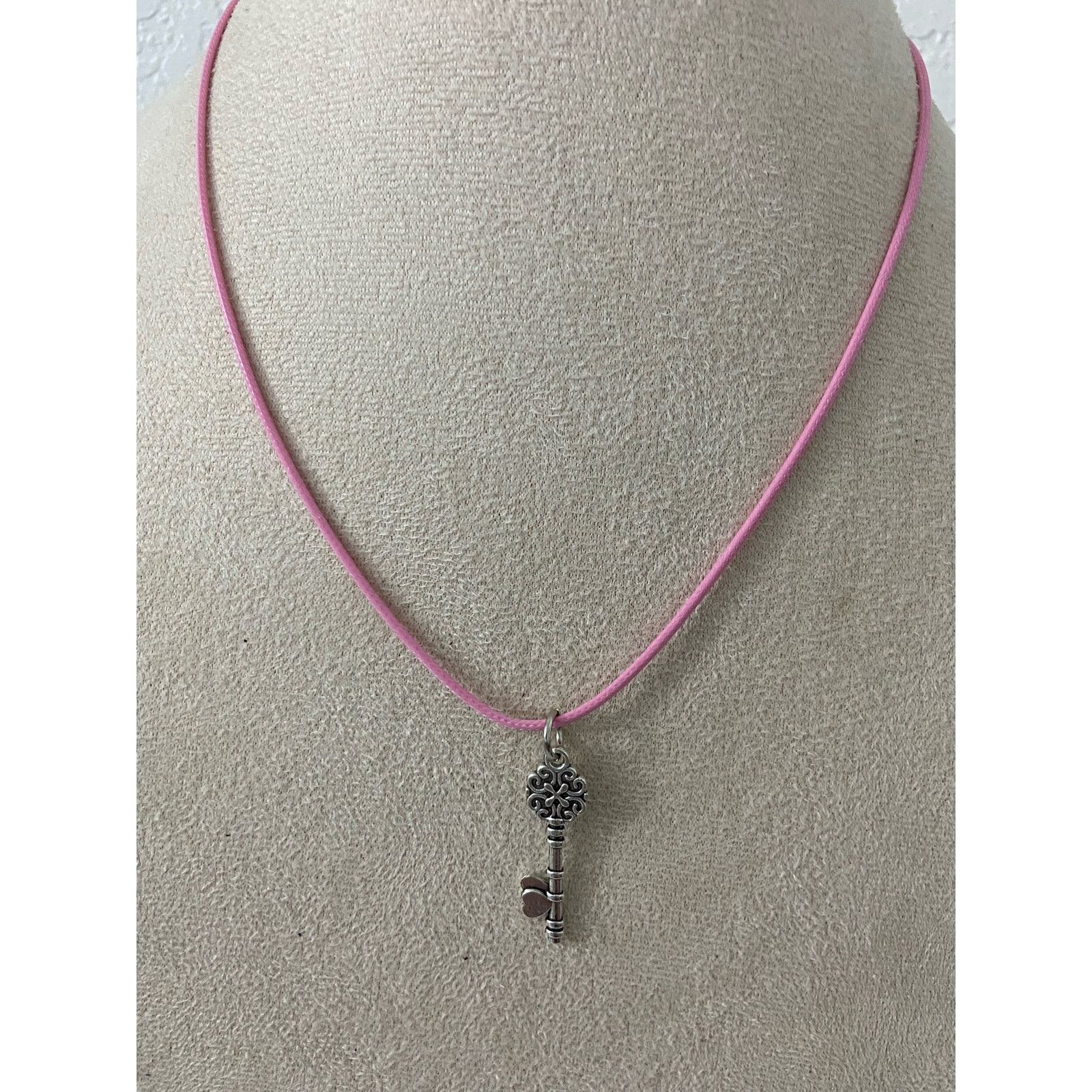Other Silver tone key pendant necklace Size ONE SIZE - 1 Thumbnail