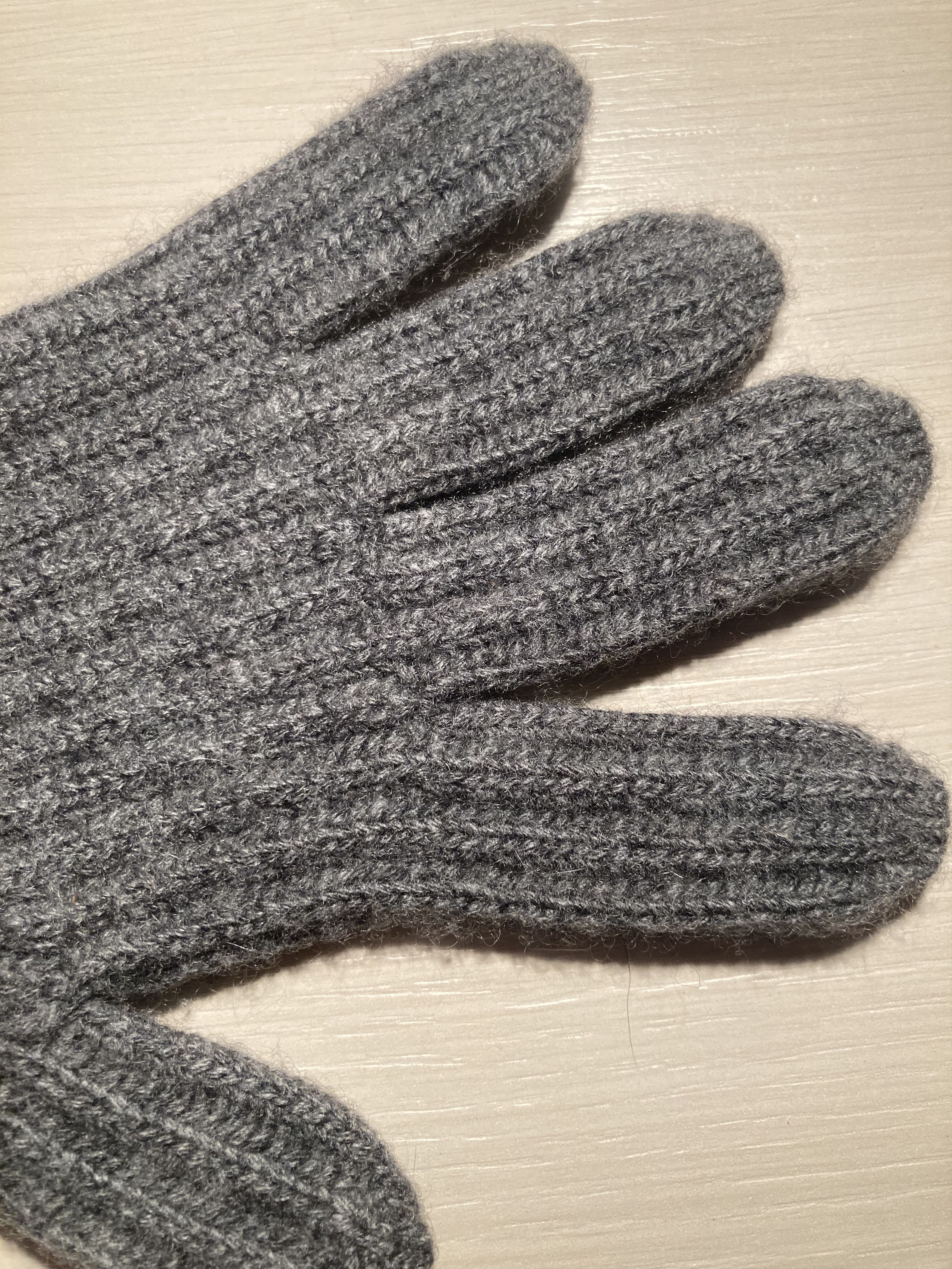 Johnstons Of Elgin Johnstons of Elgin 100% cashmere gloves in grey Size ONE SIZE - 3 Thumbnail
