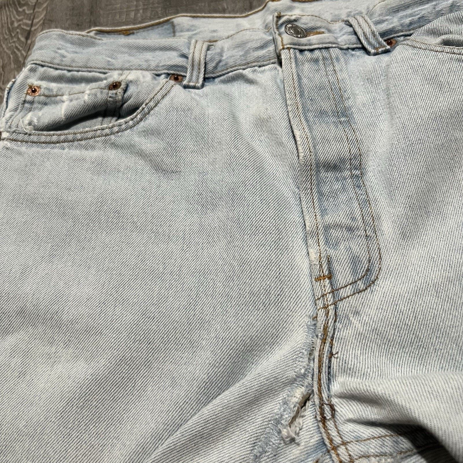 Levi's VTG Levis 501 Lightwash Blue Button Fly Straight Leg Jeans Size US 32 / EU 48 - 6 Thumbnail
