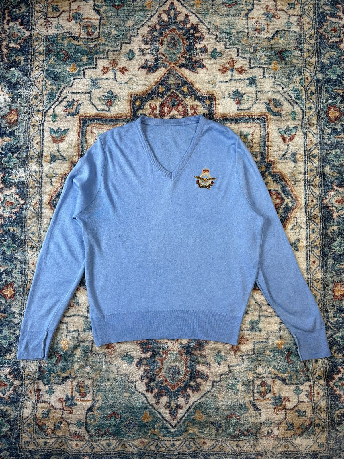 Vintage Vintage Royal Canadian Air Force Crest V-Neck Sweater Size US L / EU 52-54 / 3 - 1 Thumbnail
