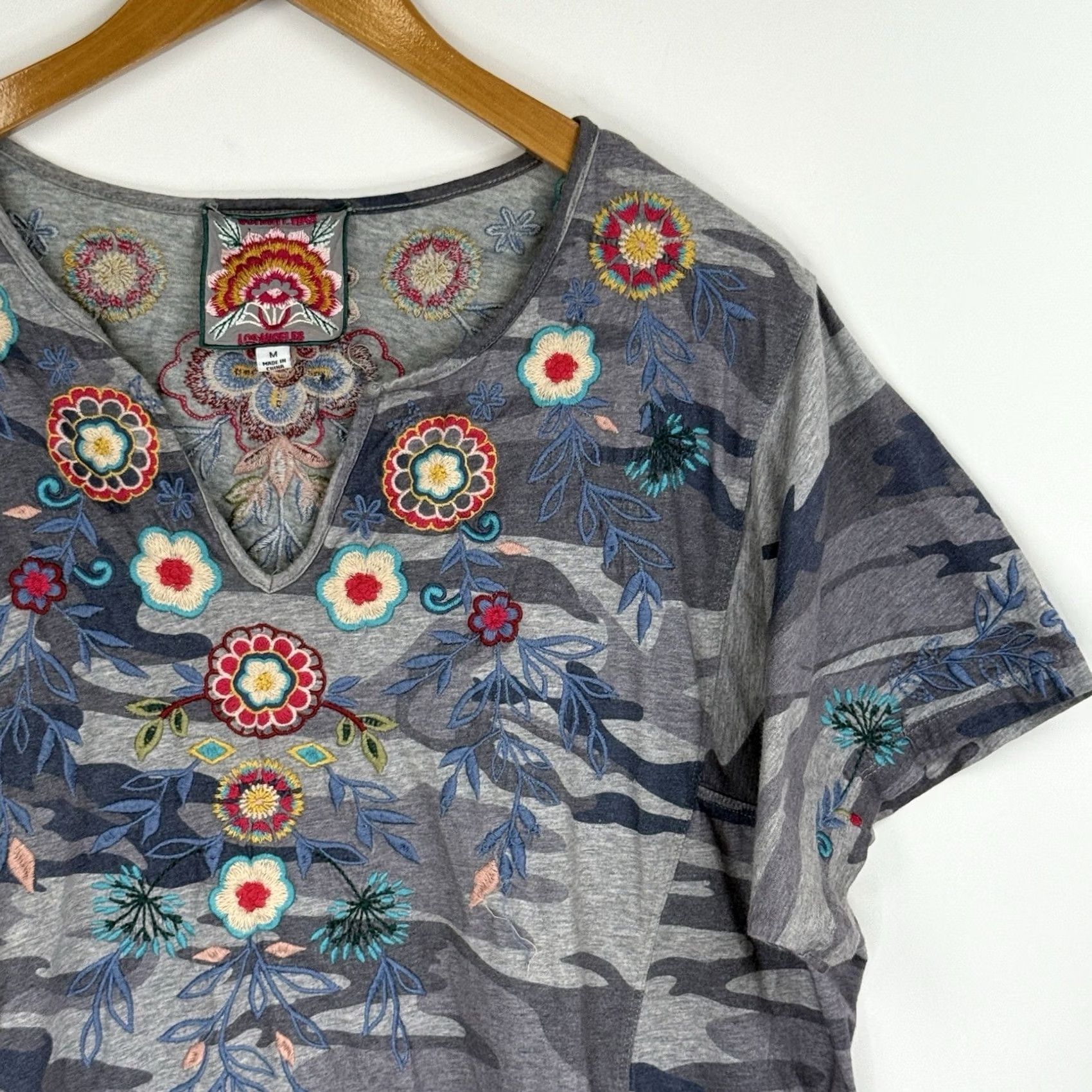 Johnny Was Johnny Was Top Medium Camo Short Sleeve V Neck Embroidered Boho Festival Shirt Womens M Gray混 Size M / US 6-8 / IT 42-44 - 5 Thumbnail