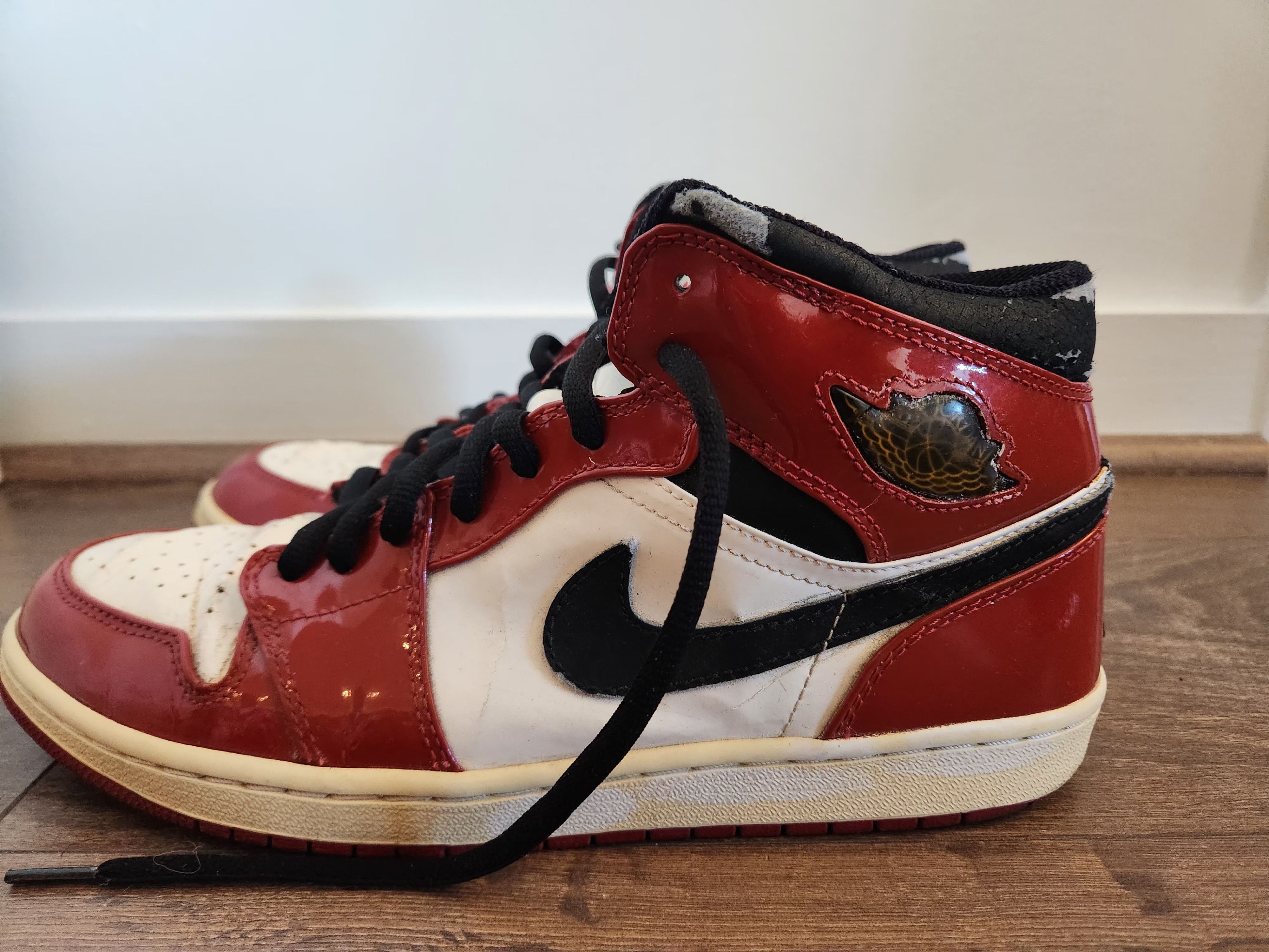 Jordan Brand × Nike 2003 Nike Air Jordan 1 Retro Chicago Patent Leather Size 11 Size US 11 / EU 44 - 4 Thumbnail