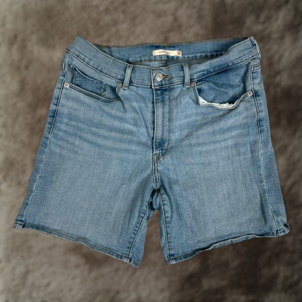 Levi's Levi's Classic Shorts Women Blue Light Wash Denim 5-Pocket Bermuda 30 Inseam 6.5 in Stretch Flat Front Casual Size 30" / US 8 / IT 44 - 1 Thumbnail