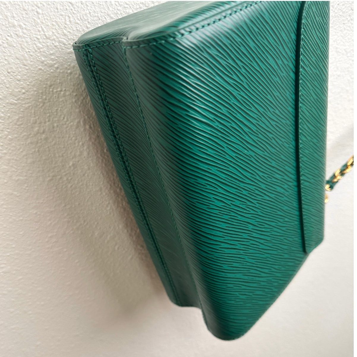 Louis Vuitton Louis Vuitton Twist MM Shoulder Bag – Emerald Epi Leather Size ONE SIZE - 11 Thumbnail