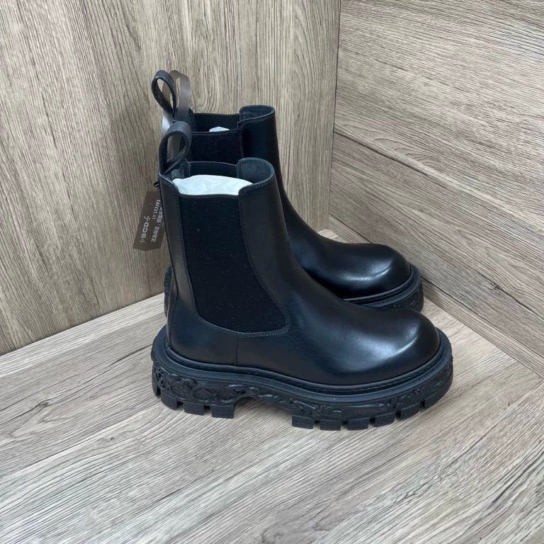 Louis Vuitton Louis Vuitton Black Embossed Logo Chelsea Boots - dmc Size US 9.5 / EU 42-43 - 1 Thumbnail