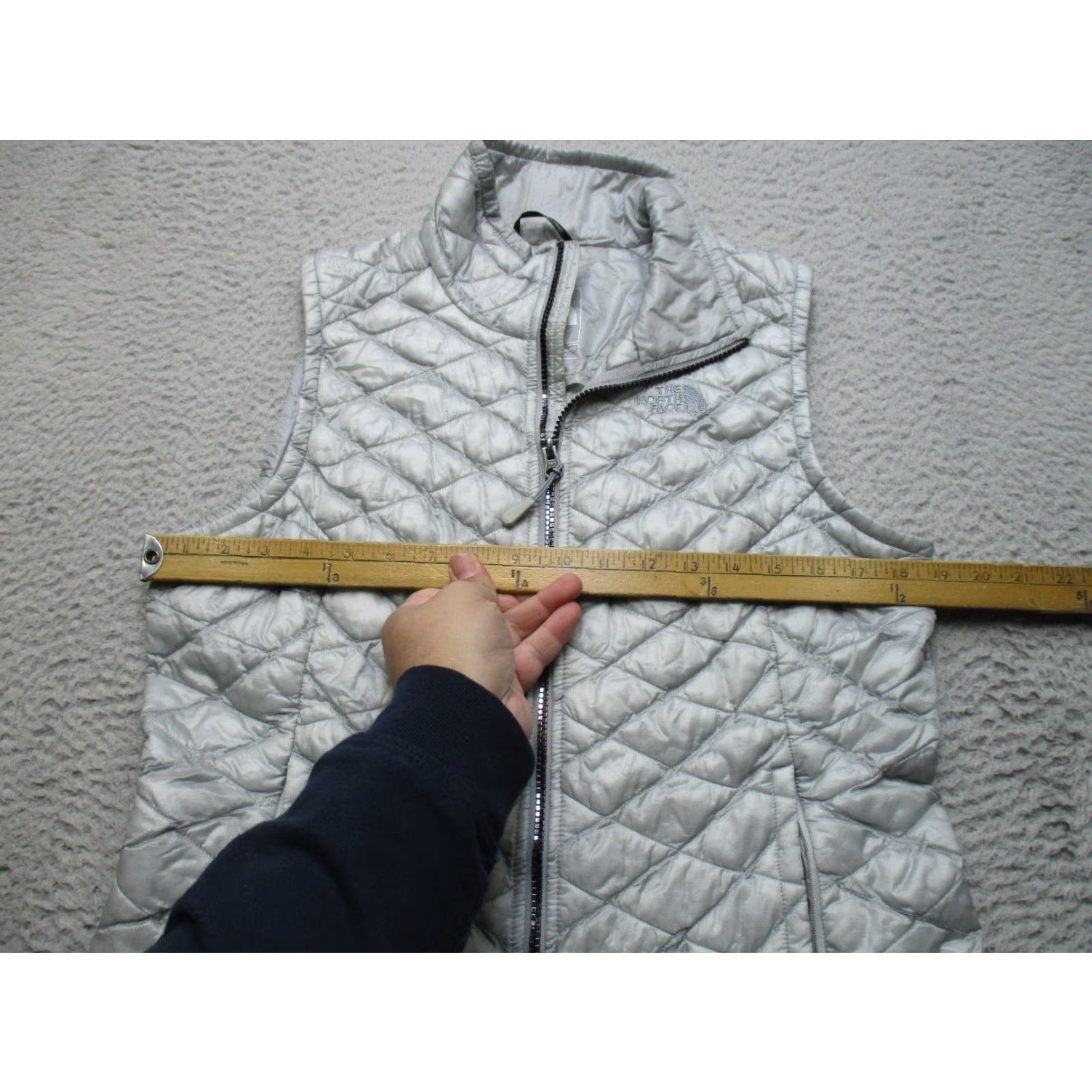 The North Face VINTAGE? No. The North Face Vest Womens M Gray ThermoBall Quilted Puffer Insulated Hiking Size M / US 6-8 / IT 42-44 - 5 Thumbnail