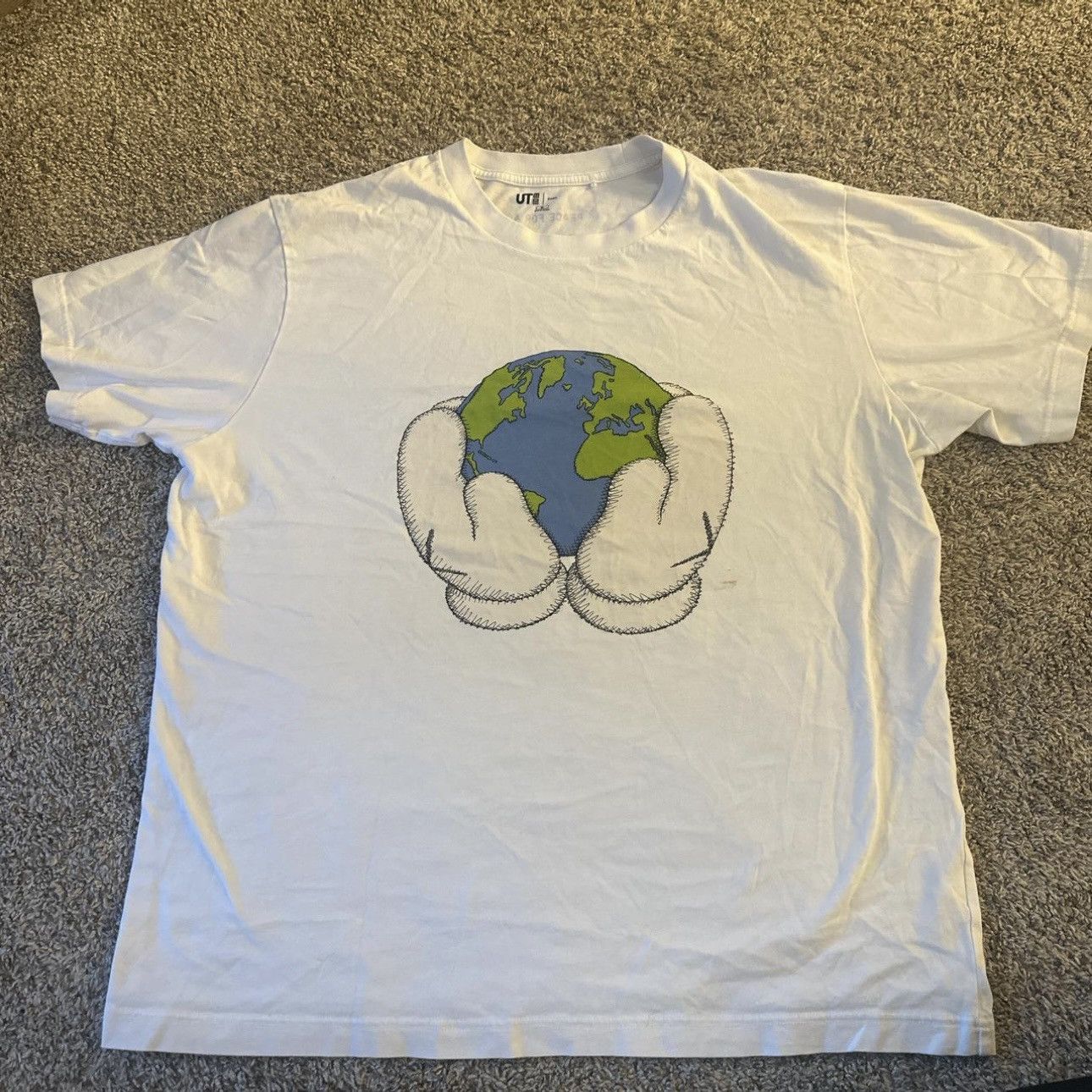 Uniqlo Uniqlo KAWS Hands Earth Peace for All White Shirt Large Size US XL / EU 56 / 4 - 1 Thumbnail