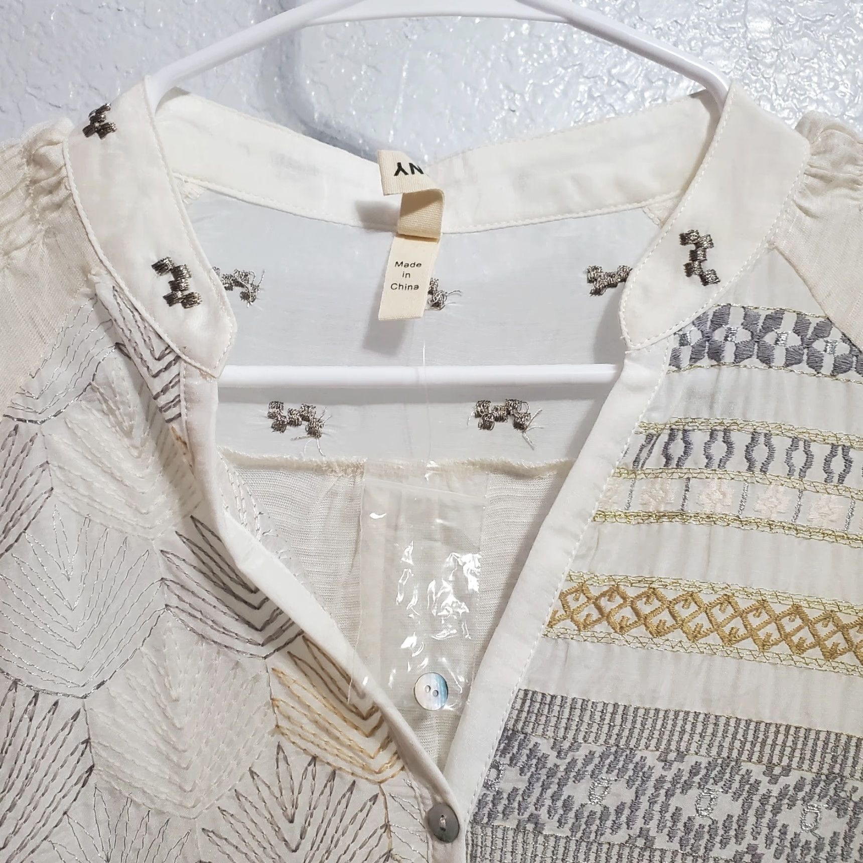 Vintage VINTAGE Anthropologie Tiny Top Women S Ivory Metallic Embroidered V Neck Button Front Size S / US 4 / IT 40 - 5 Thumbnail