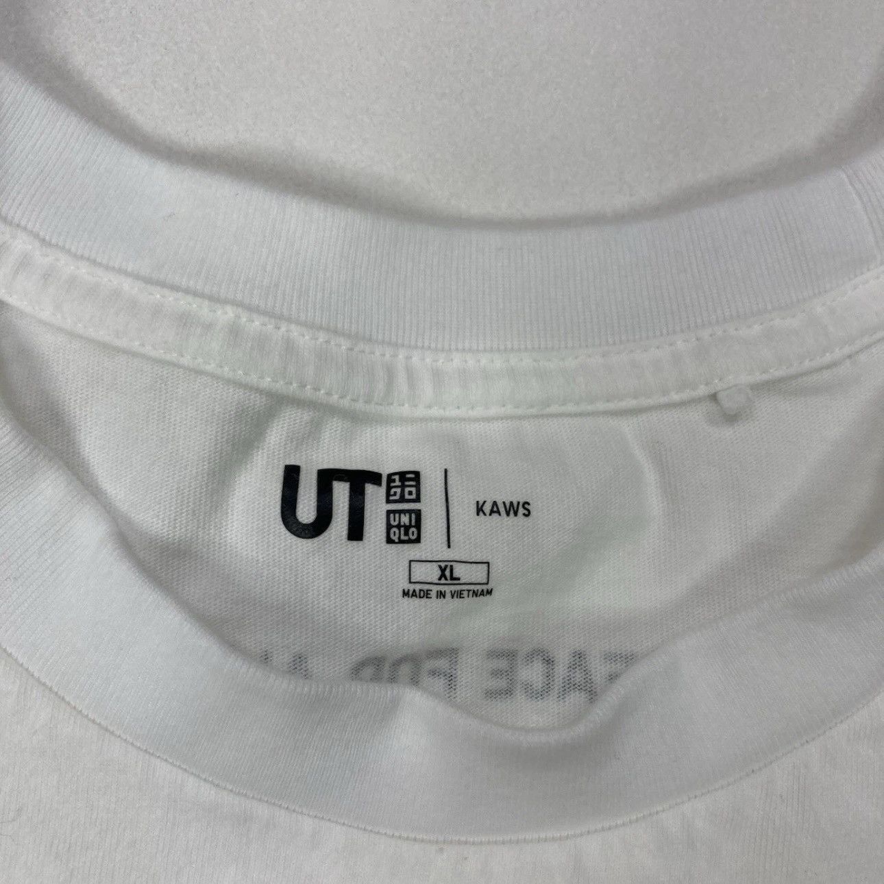Uniqlo Uniqlo KAWS Hands Earth Peace for All White Shirt Large Size US XL / EU 56 / 4 - 5 Thumbnail