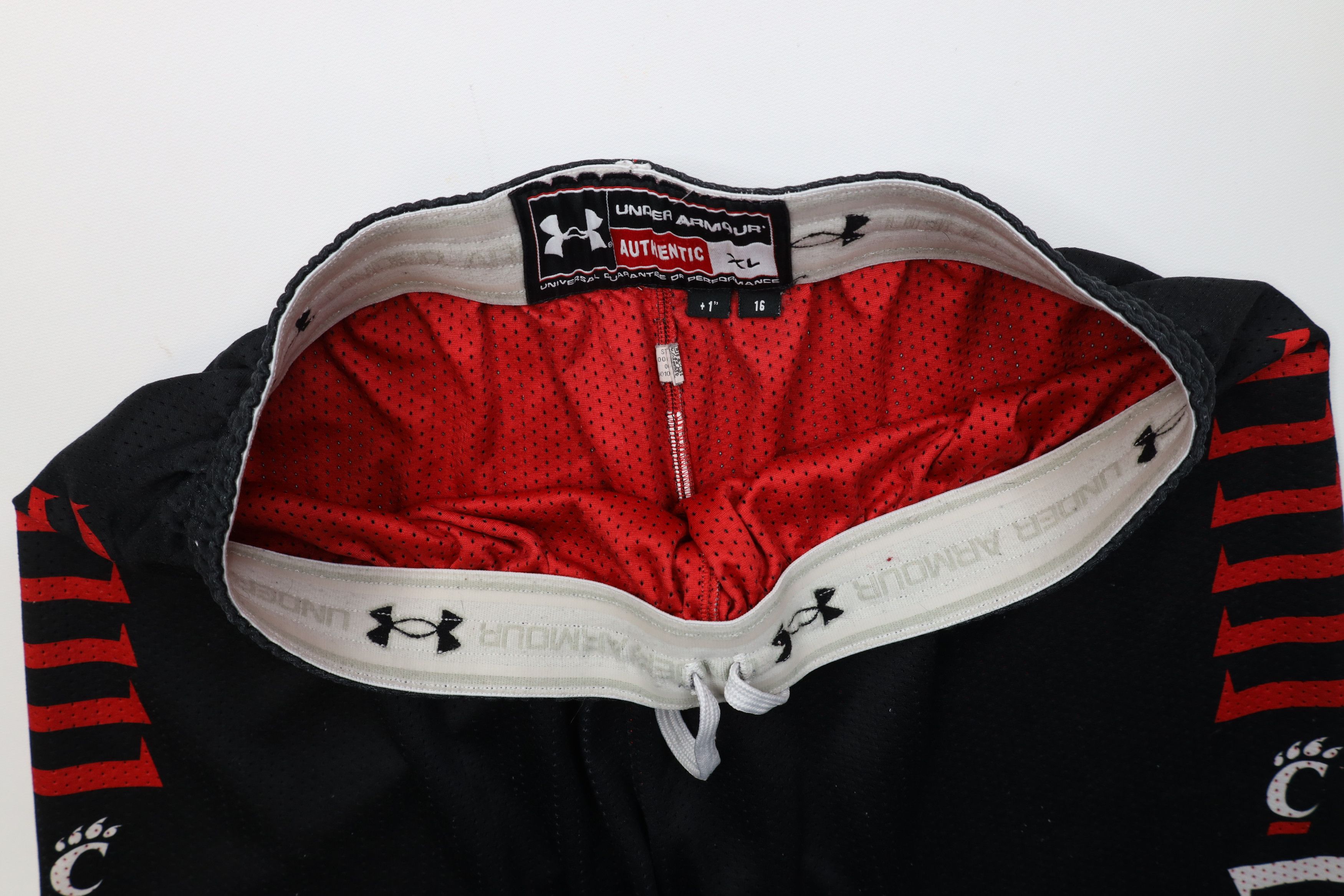 Under Armour Under Armour Game University of Cincinnati Basketball Shorts Size US 36 / EU 52 - 9 Thumbnail