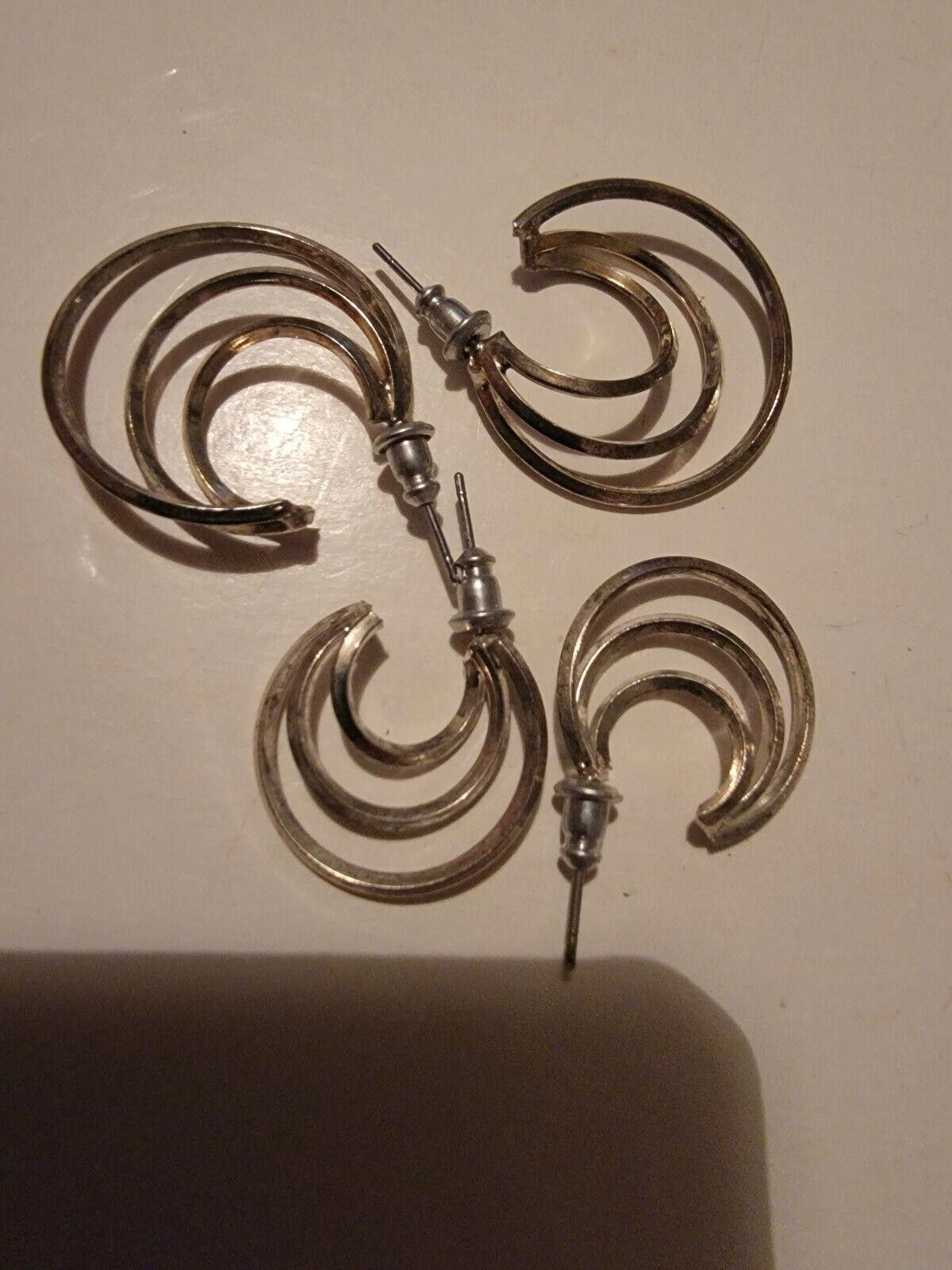 The Unbranded Brand 2 Pair Vintage Womens Earrings VTG Silver Tone Stud Circles Size ONE SIZE - 4 Thumbnail