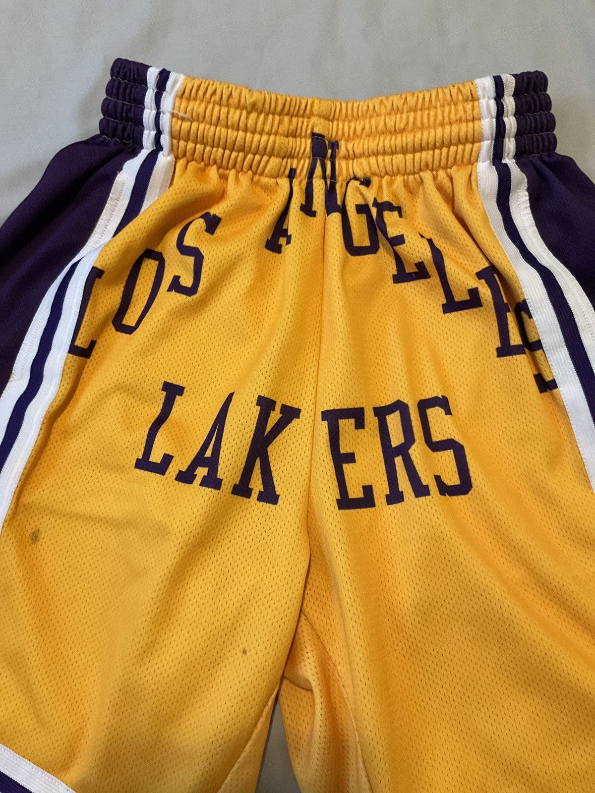 Mitchell & Ness Los Angeles Lakers Shorts Size US 30 / EU 46 - 4 Thumbnail
