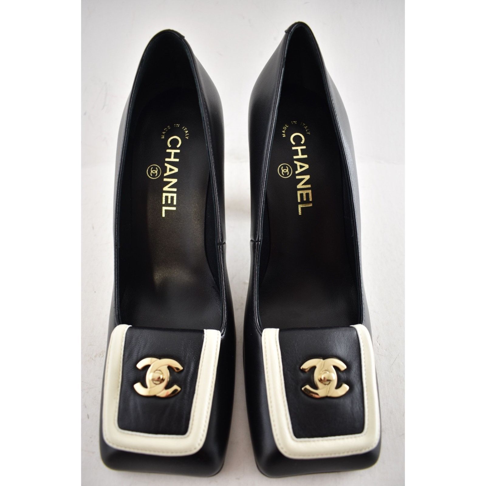 Chanel Chanel 26S Blazy White Square Turnlock Block Heel Pump 38.5 Size US 8.5 / IT 38.5 - 5 Thumbnail