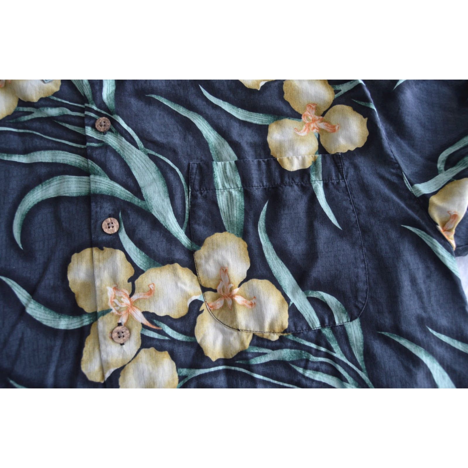 Tommy Bahama Tommy Bahama Relax Silk Shirt Men XL Gray Hawaiian Floral Short Sleeve Button-Up Size US XL / EU 56 / 4 - 3 Thumbnail