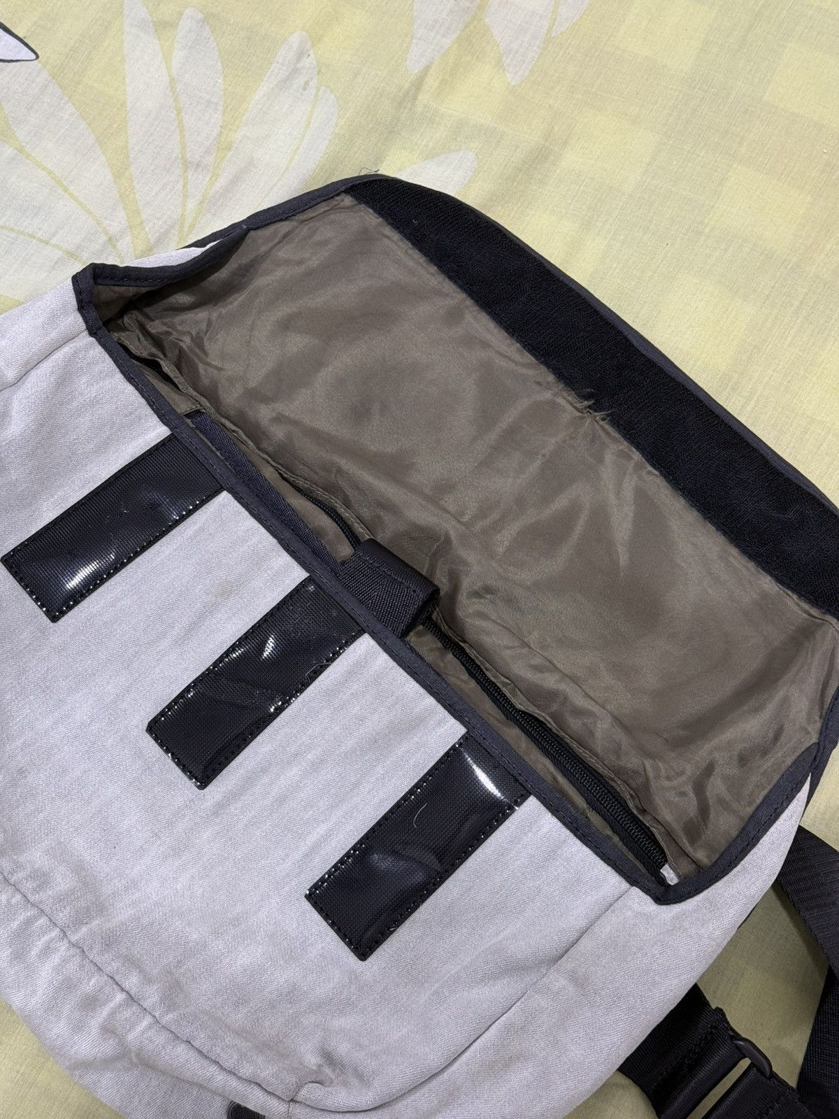 Diesel Vtg Y2K Diesel Crossbody Bag Size ONE SIZE - 11 Thumbnail