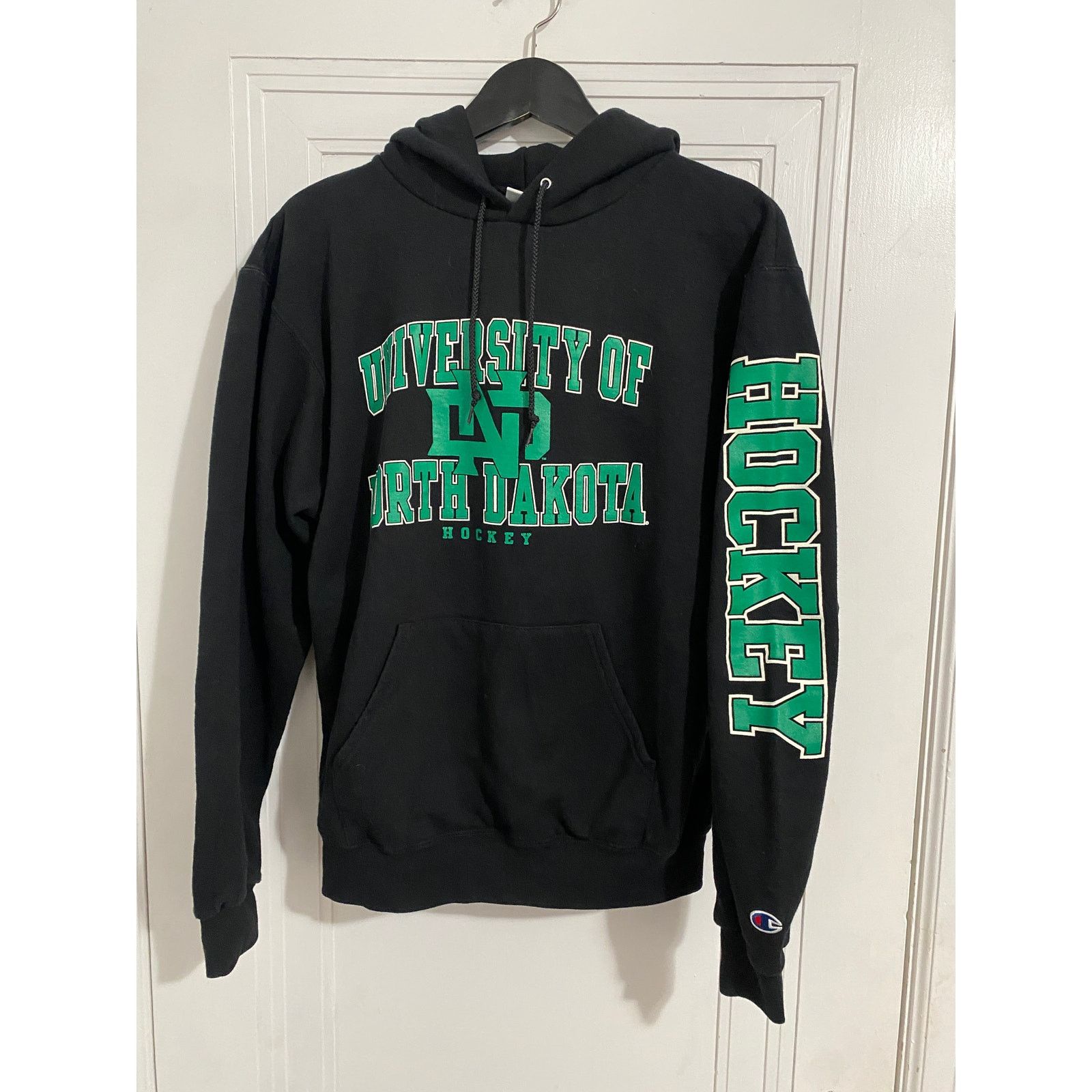 Champion University of North Dakota Fighting Hawks Hockey Hoodie Sz M Size US M / EU 48-50 / 2 - 1 Thumbnail