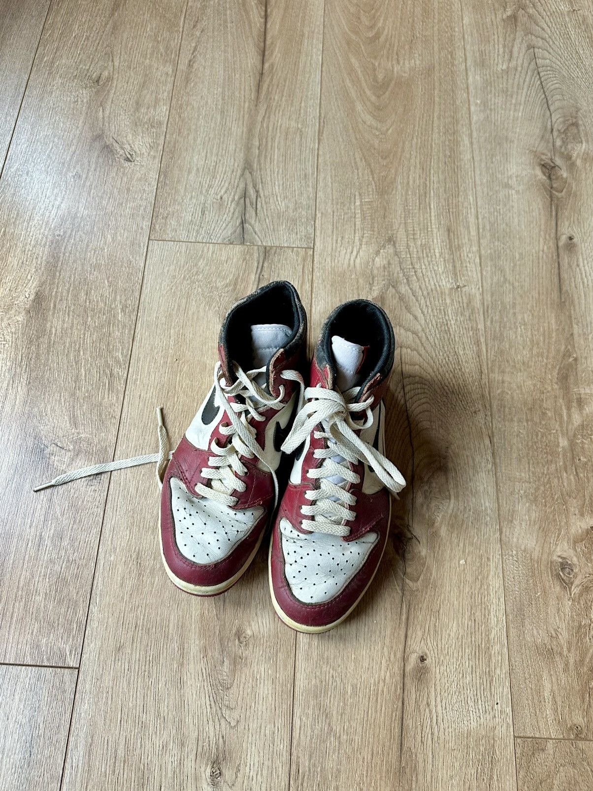 Jordan Brand 1985 Jordan 1 Chicago Resoled / Wearable Size US 8 / EU 41 - 9 Thumbnail