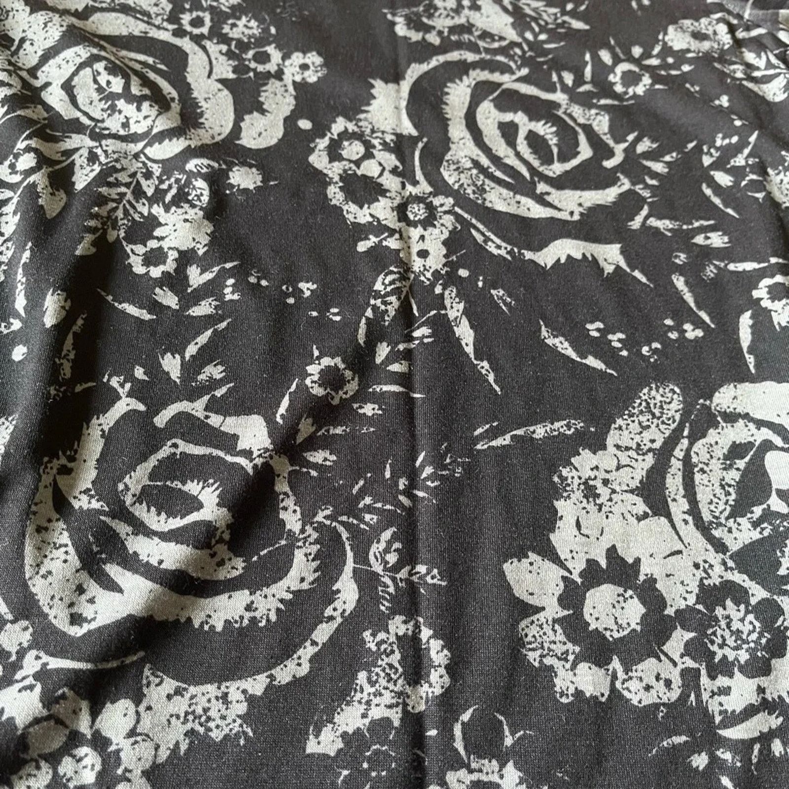 The Unbranded Brand LuLaRoe Lynnae black and grey mixed pattern top, size Medium Size M / US 6-8 / IT 42-44 - 2 Thumbnail