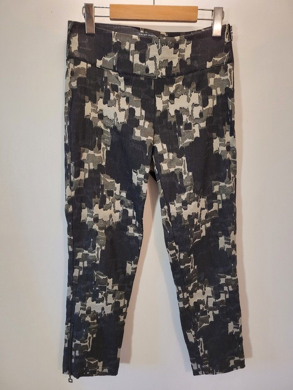Sarah Pacini Sarah Pacini Soumia Camo Tappered Leg Cropped Pants - 27 Size 27" / US 4 / IT 40 - 2 Thumbnail