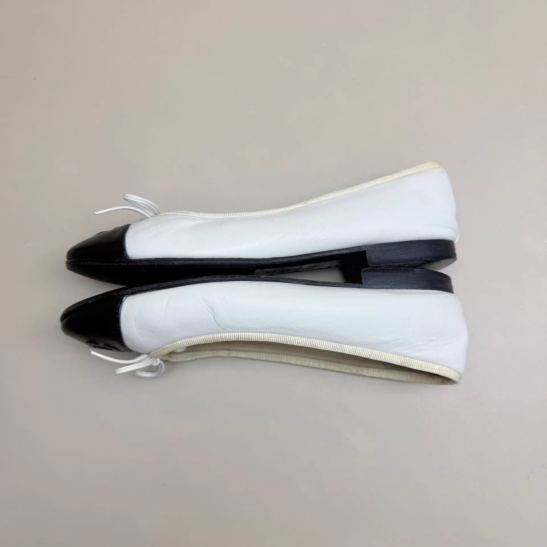 Chanel CHANEL Black & White Bow Lowheel Shoes 36.5 95 New Size US 6 / IT 36 - 4 Thumbnail